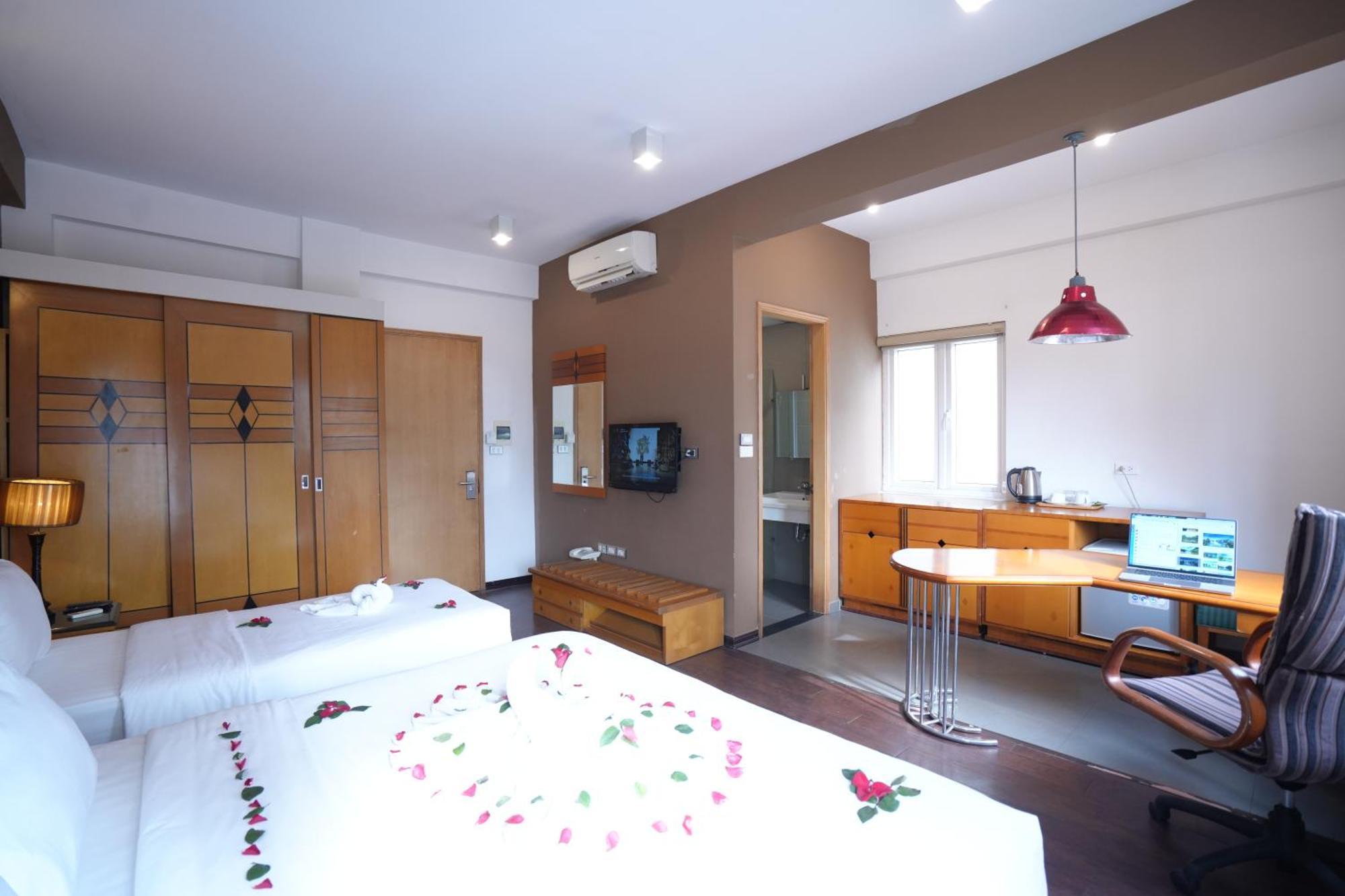 Hotel Golden Sunshine And Travel