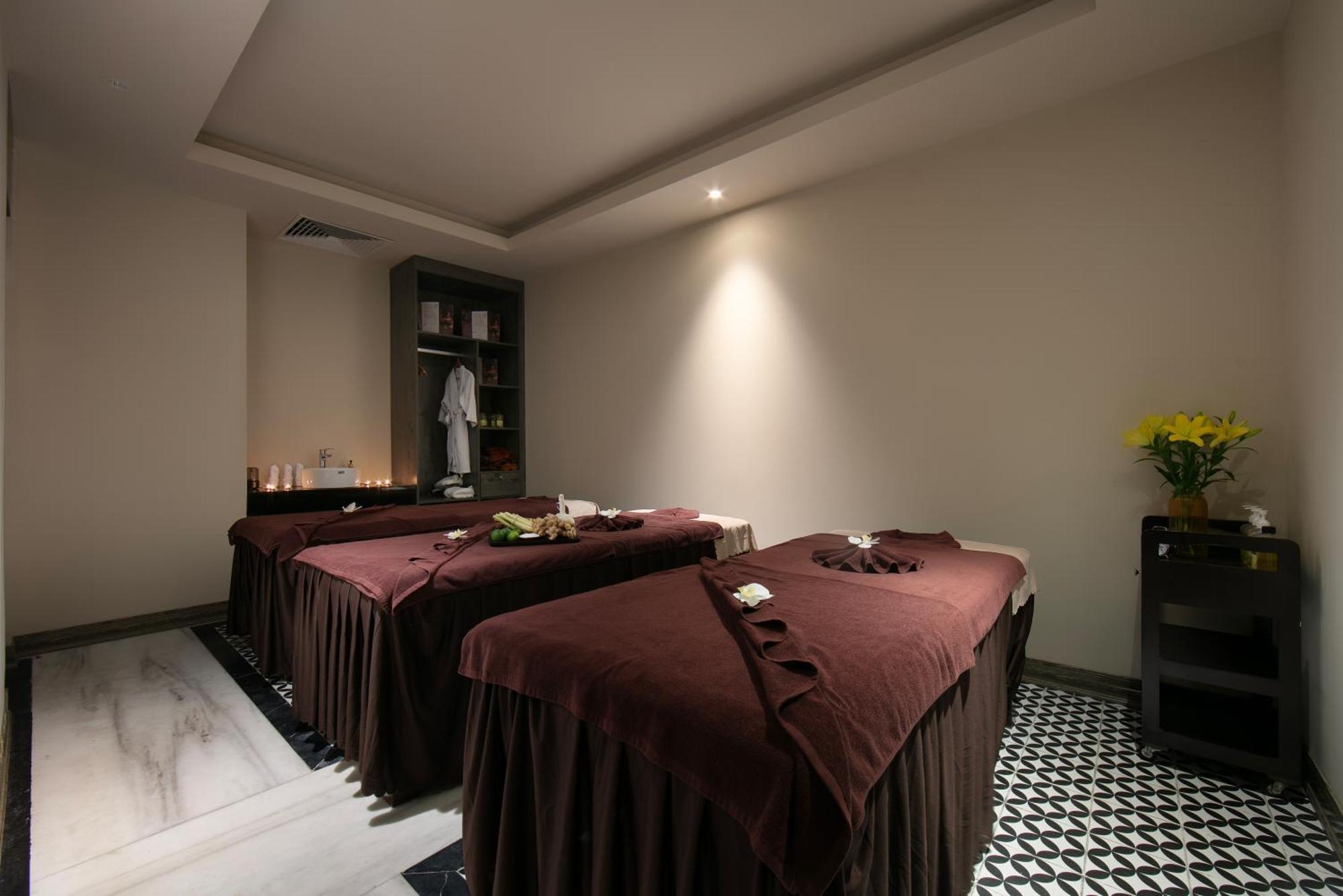 De Crown Hotel 5*