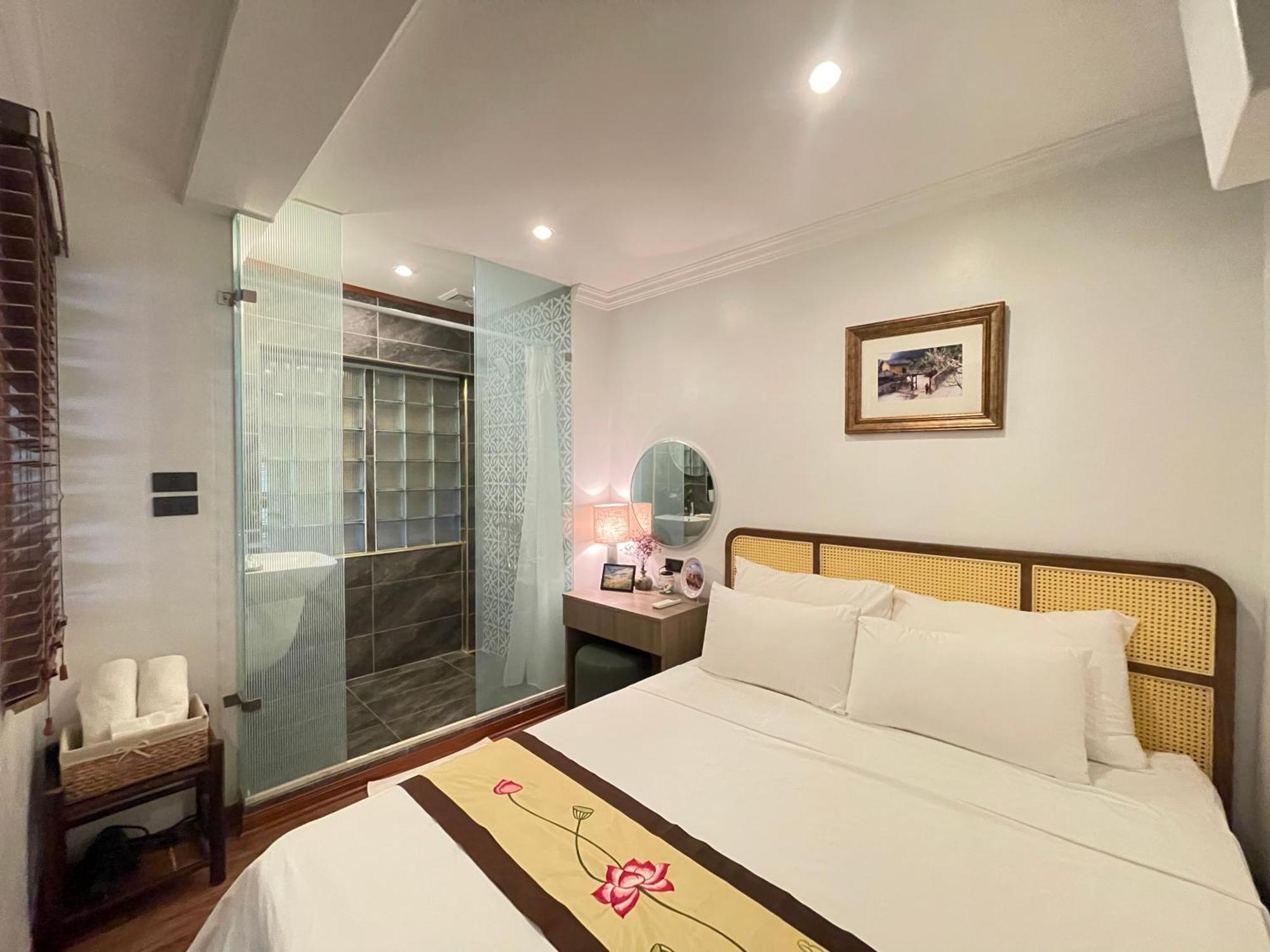 Amazing View, Natural Light, 3' To Hoan Kiem Lake, Free Wifi, Netflix, 2 Beds, 1 Toilet-2 Showers * Hanoi
