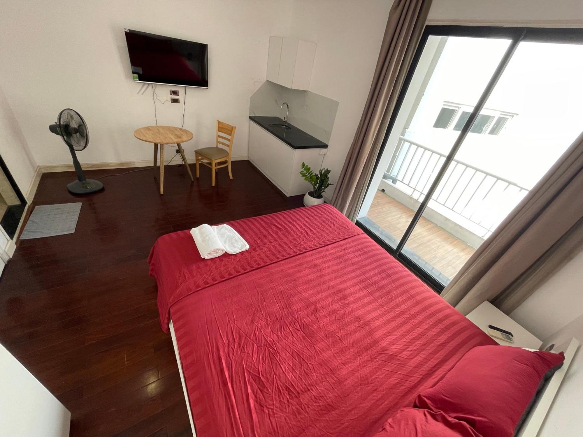 67132 Cozy Close Ho Tay Balcony Full Sunlight Apartment *
