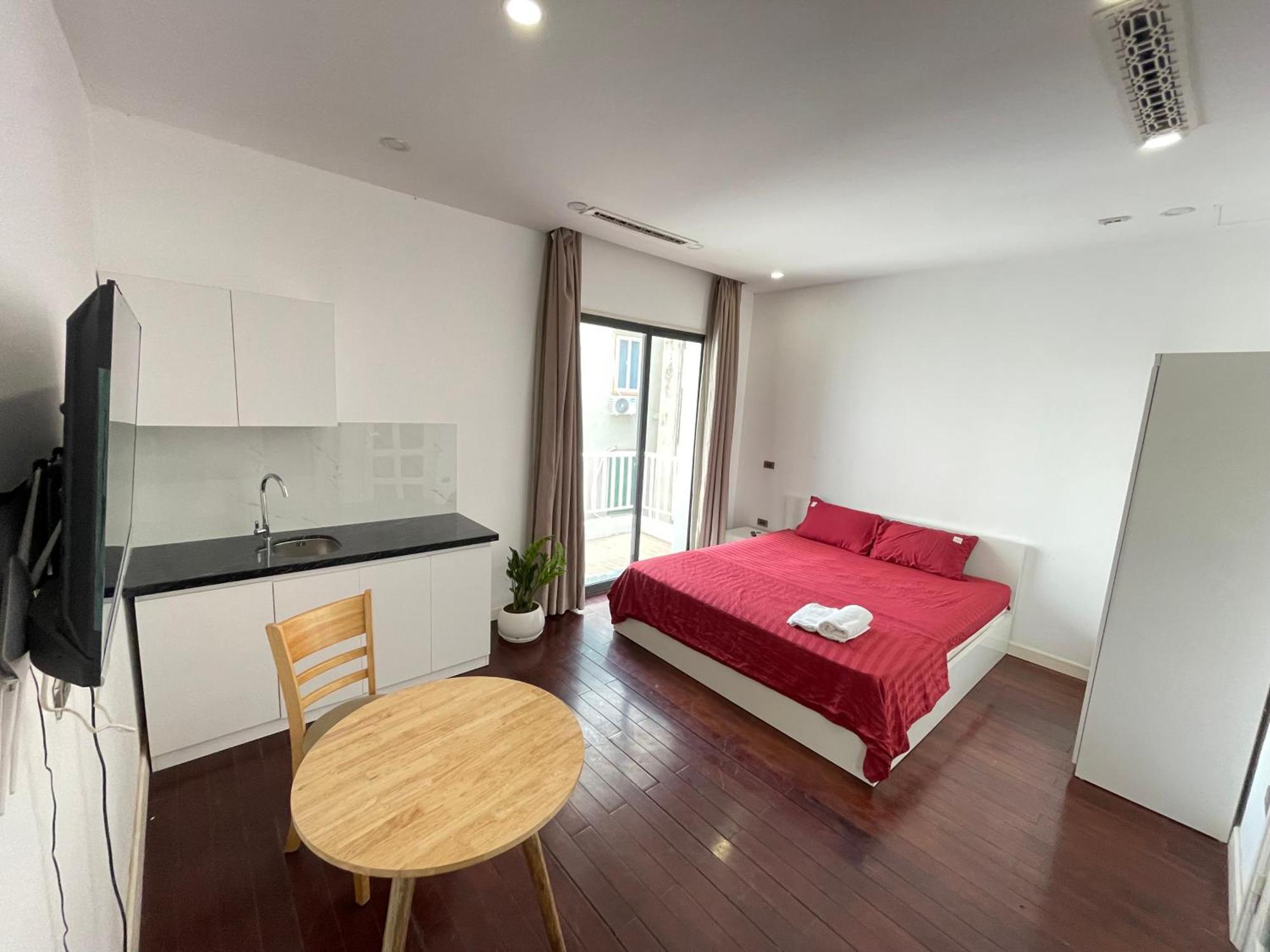67132 Cozy Close Ho Tay Balcony Full Sunlight * Hanoi