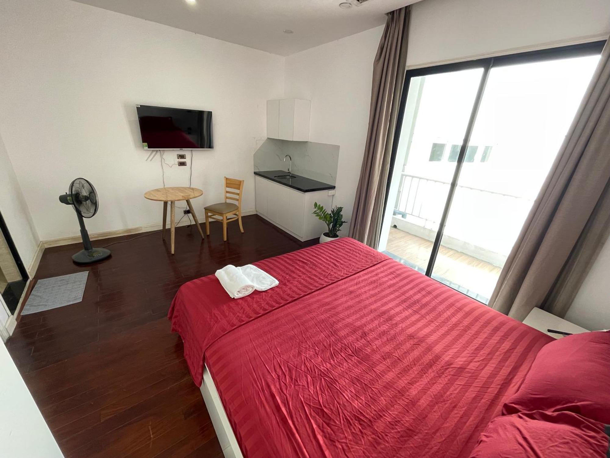 67132 Cozy Close Ho Tay Balcony Full Sunlight Hanoi