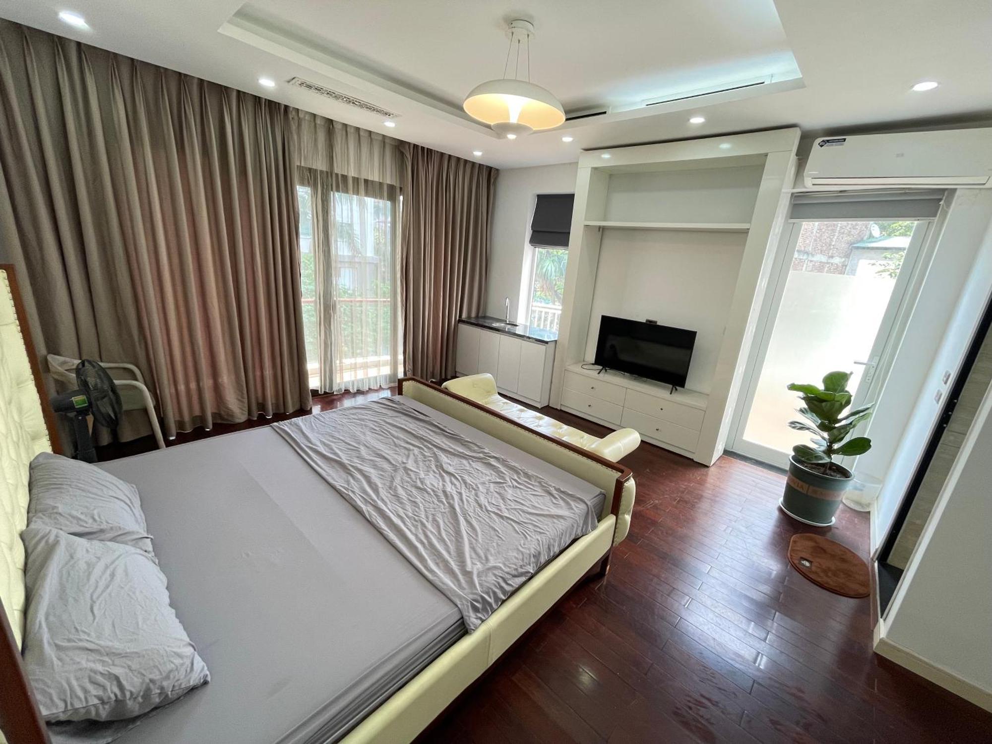67132 Cozy Close Ho Tay Balcony Full Sunlight