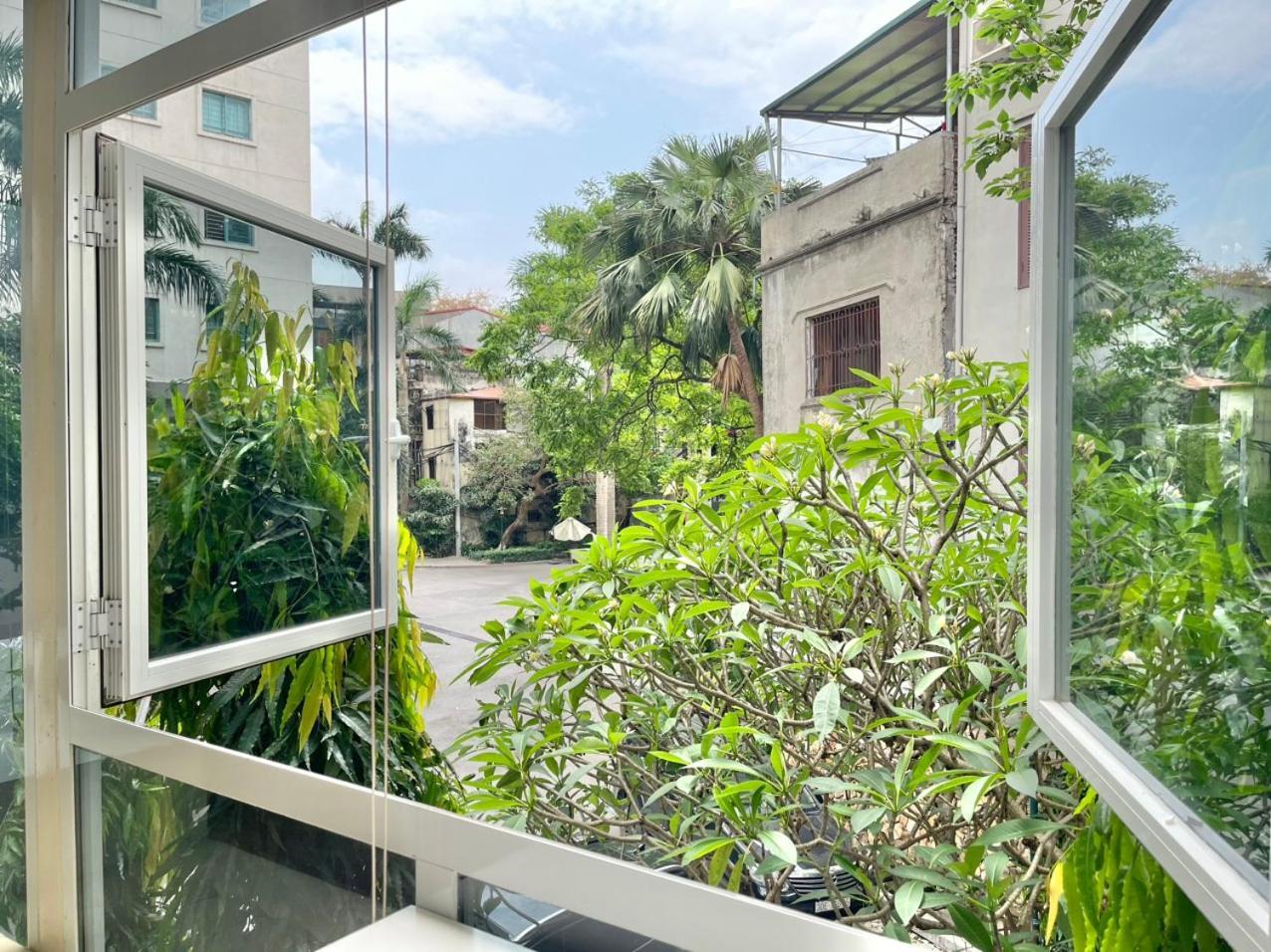 67132 Cozy Close Ho Tay Balcony Full Sunlight Apartment Hanoi