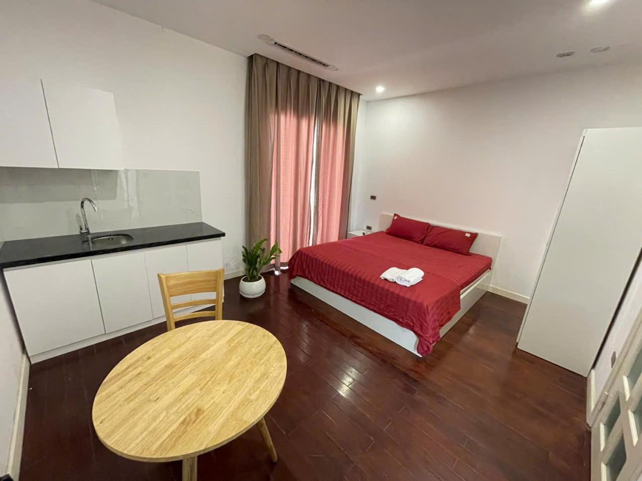67132 Cozy Close Ho Tay Balcony Full Sunlight Apartment Hanoi