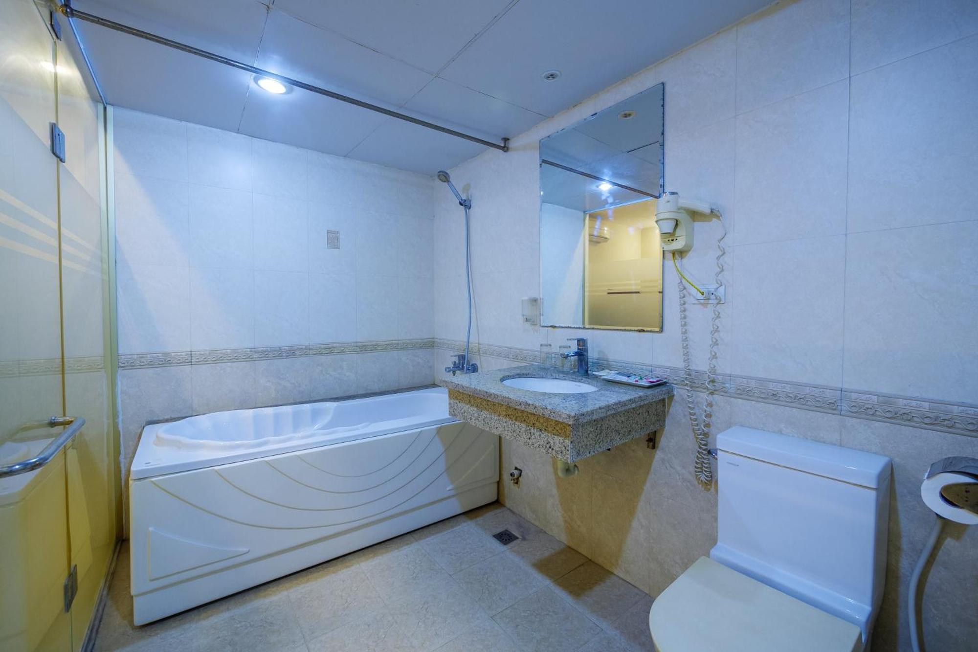 Hotel Ngan Ha Long Bien 2*