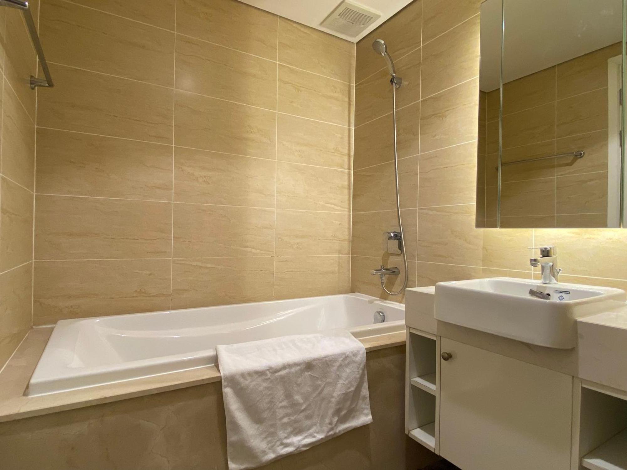 Qmp - Vinhomes D'capitale Tran Duy Hung Apartment *