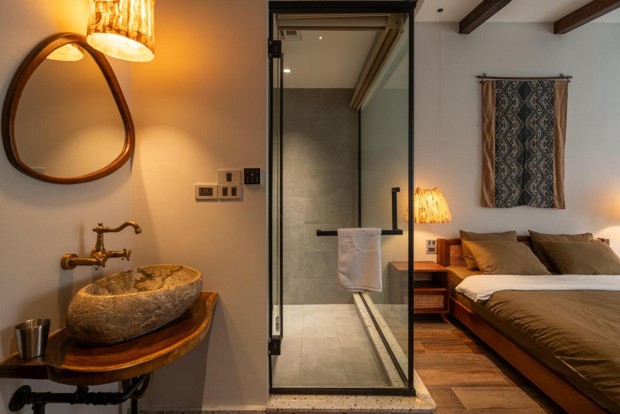 Phen Art House, Artistic Living In The Heart Of Old Quarter *