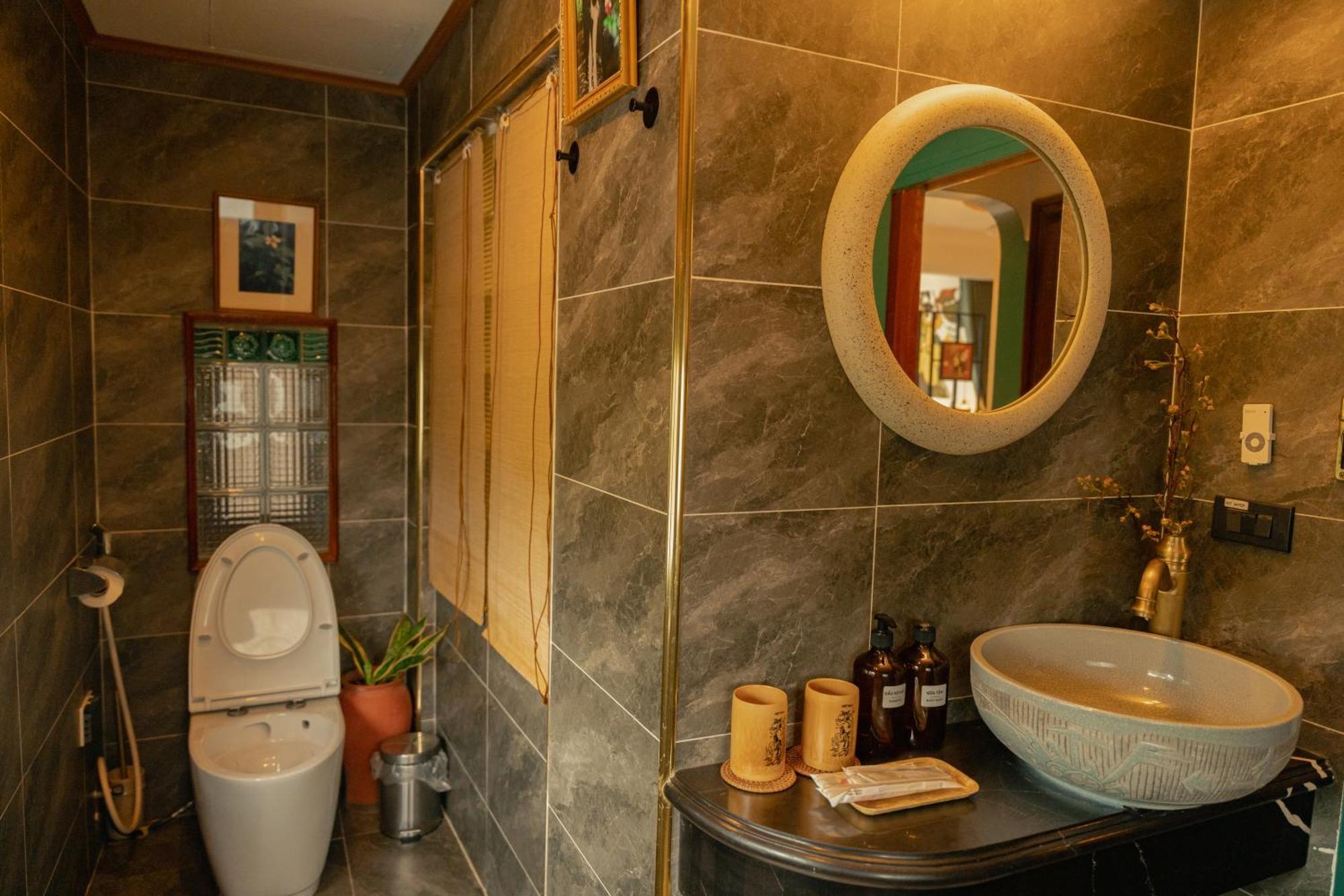 Apartment Amazing View, Natural Light, 3' To Hoan Kiem Lake, Free Wifi, Netflix, 2 Beds, 1 Toilet-2 Showers Hanoi