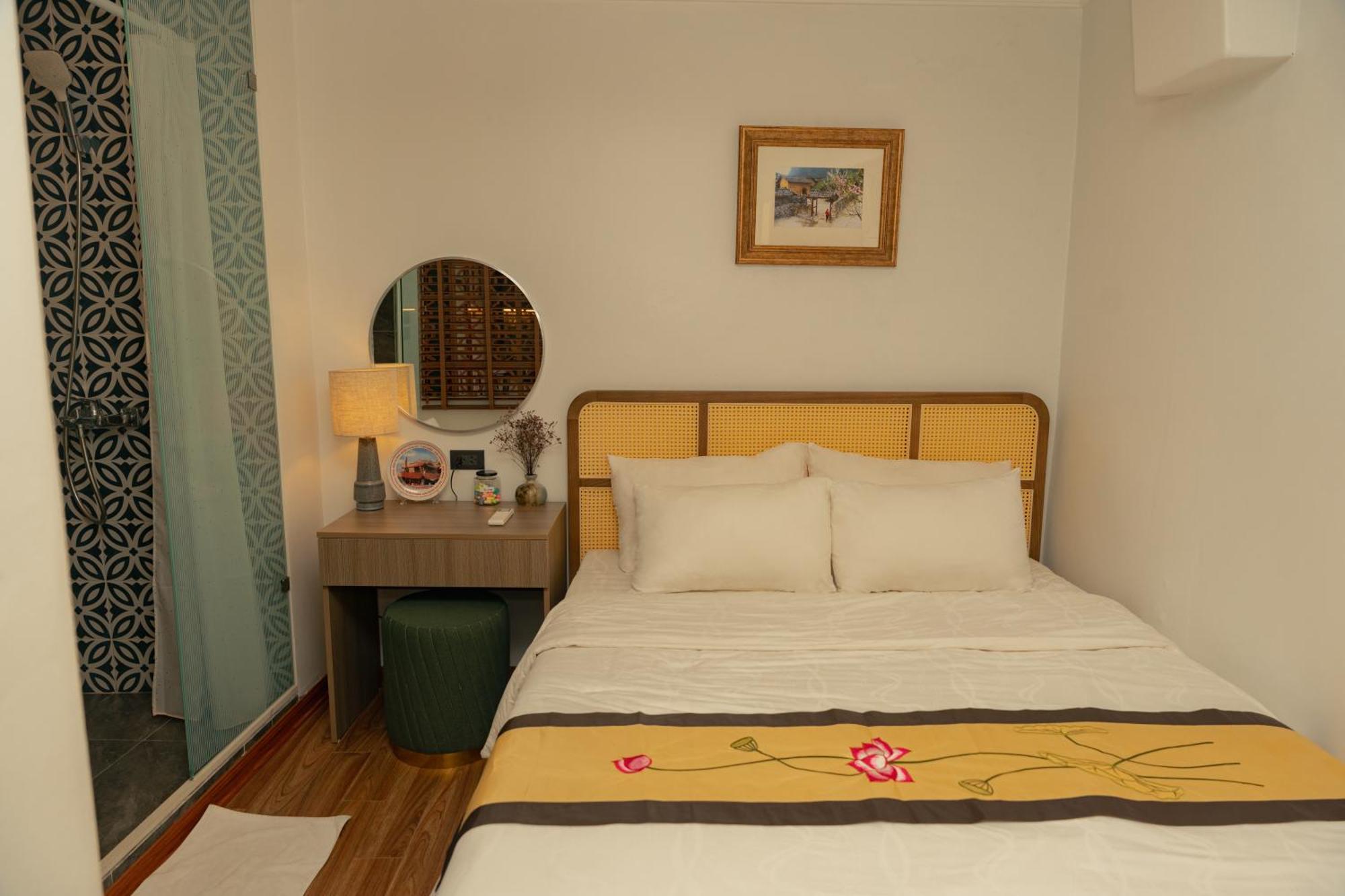 Apartment Amazing View, Natural Light, 3' To Hoan Kiem Lake, Free Wifi, Netflix, 2 Beds, 1 Toilet-2 Showers