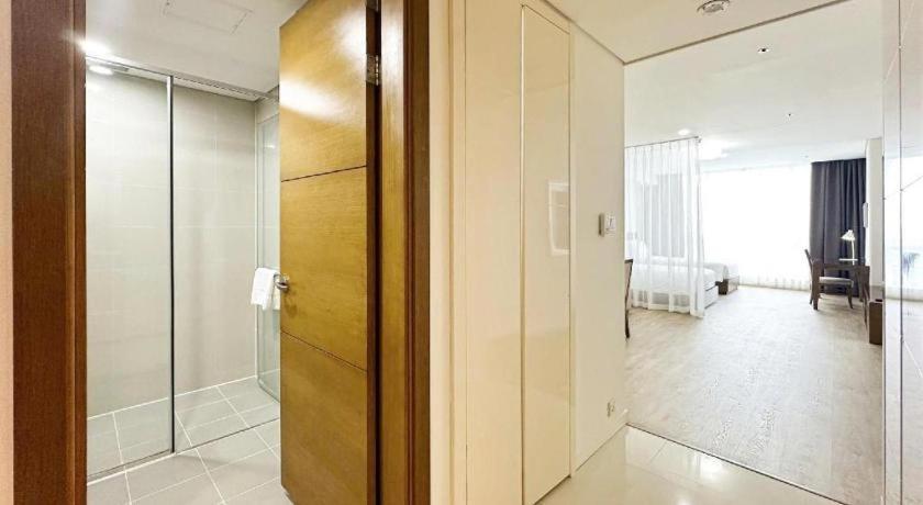 Calidas Landmark72 Royal Hotel 5*