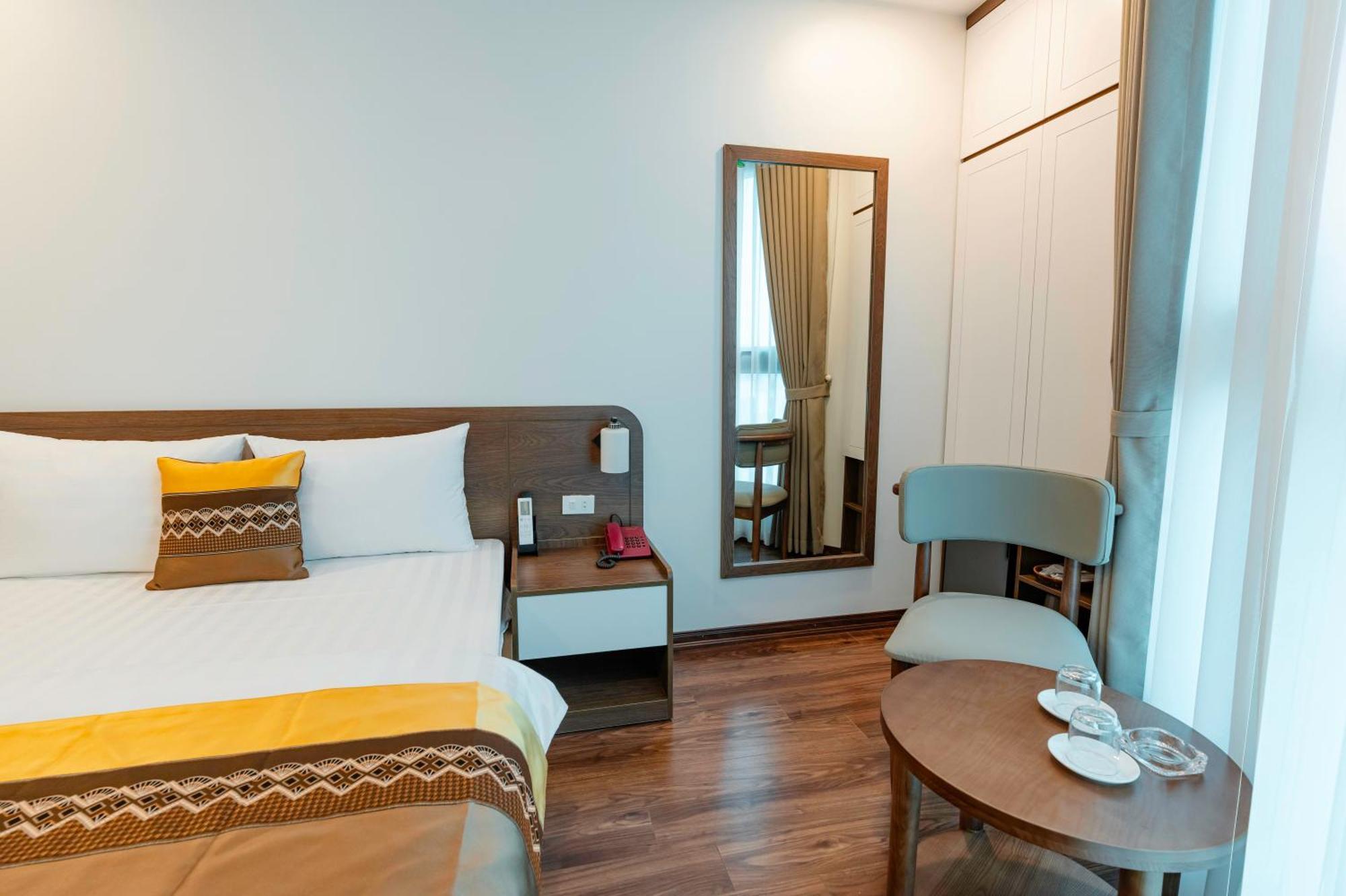 Golden Crown Long Bien 3* Hanoi