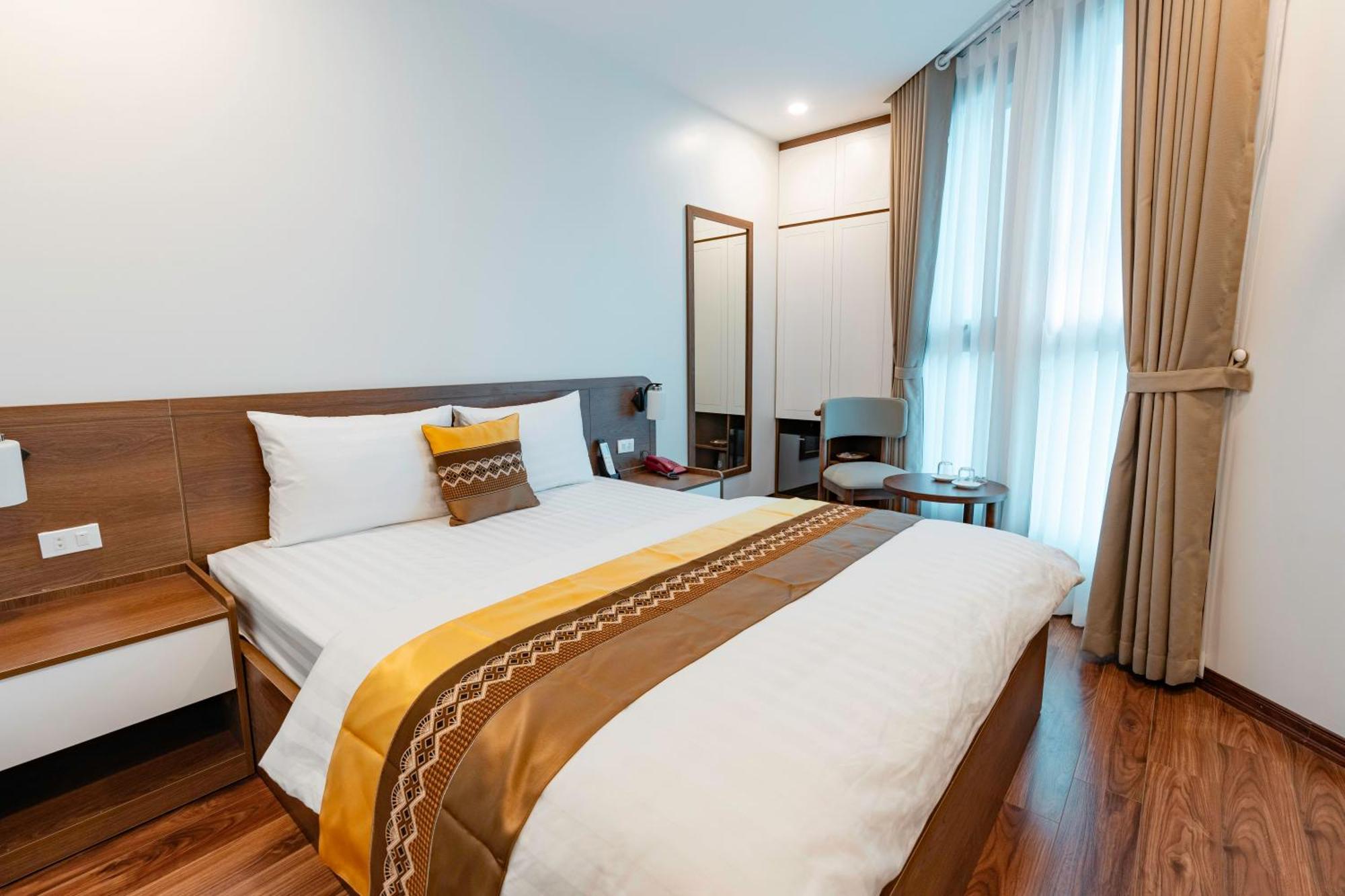 Hotel Golden Crown Long Bien 3*