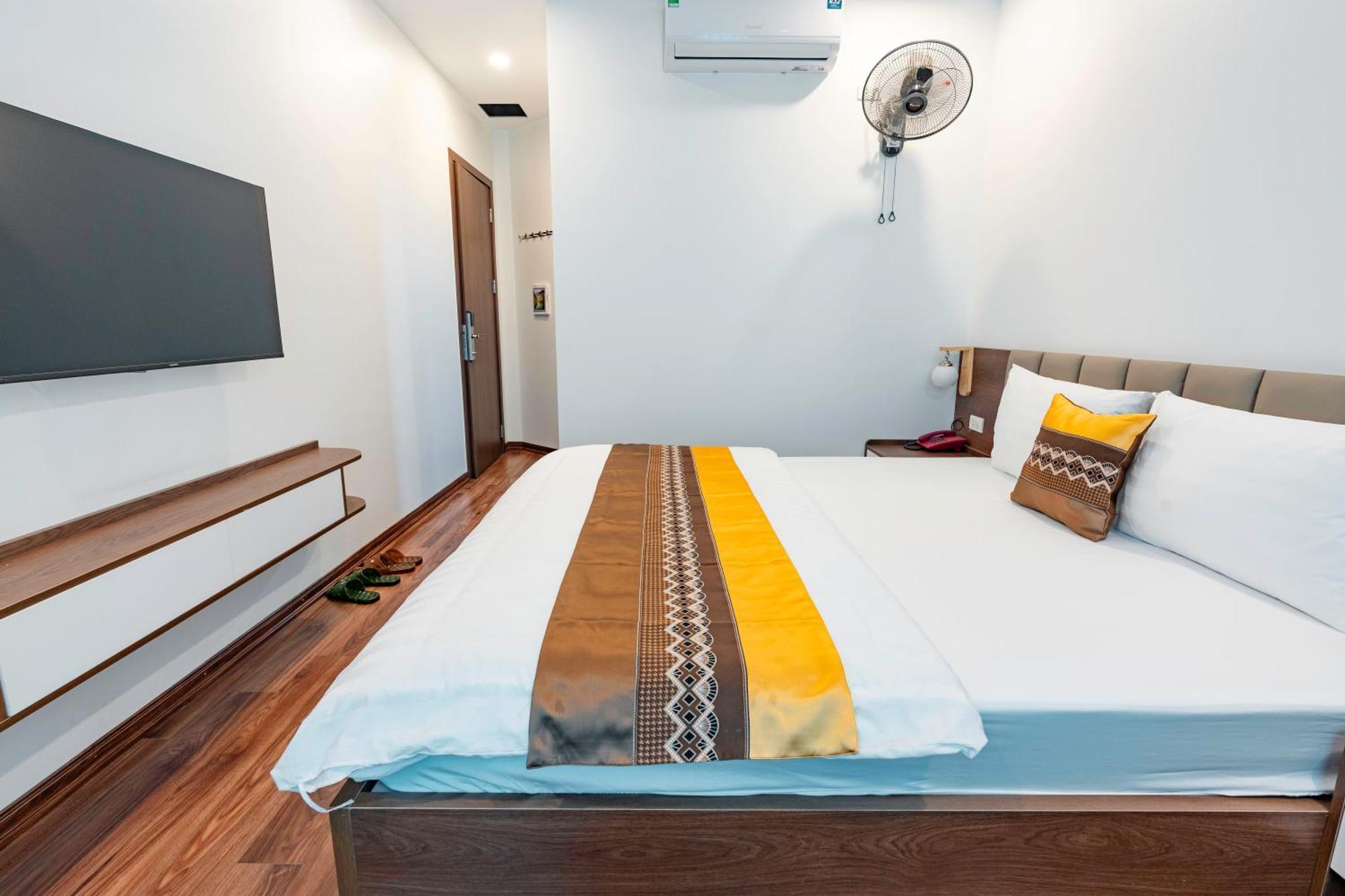 Golden Crown Long Bien Hotel 3*