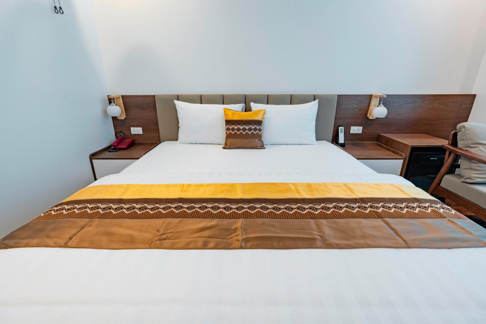 Golden Crown Long Bien 3* Hanoi