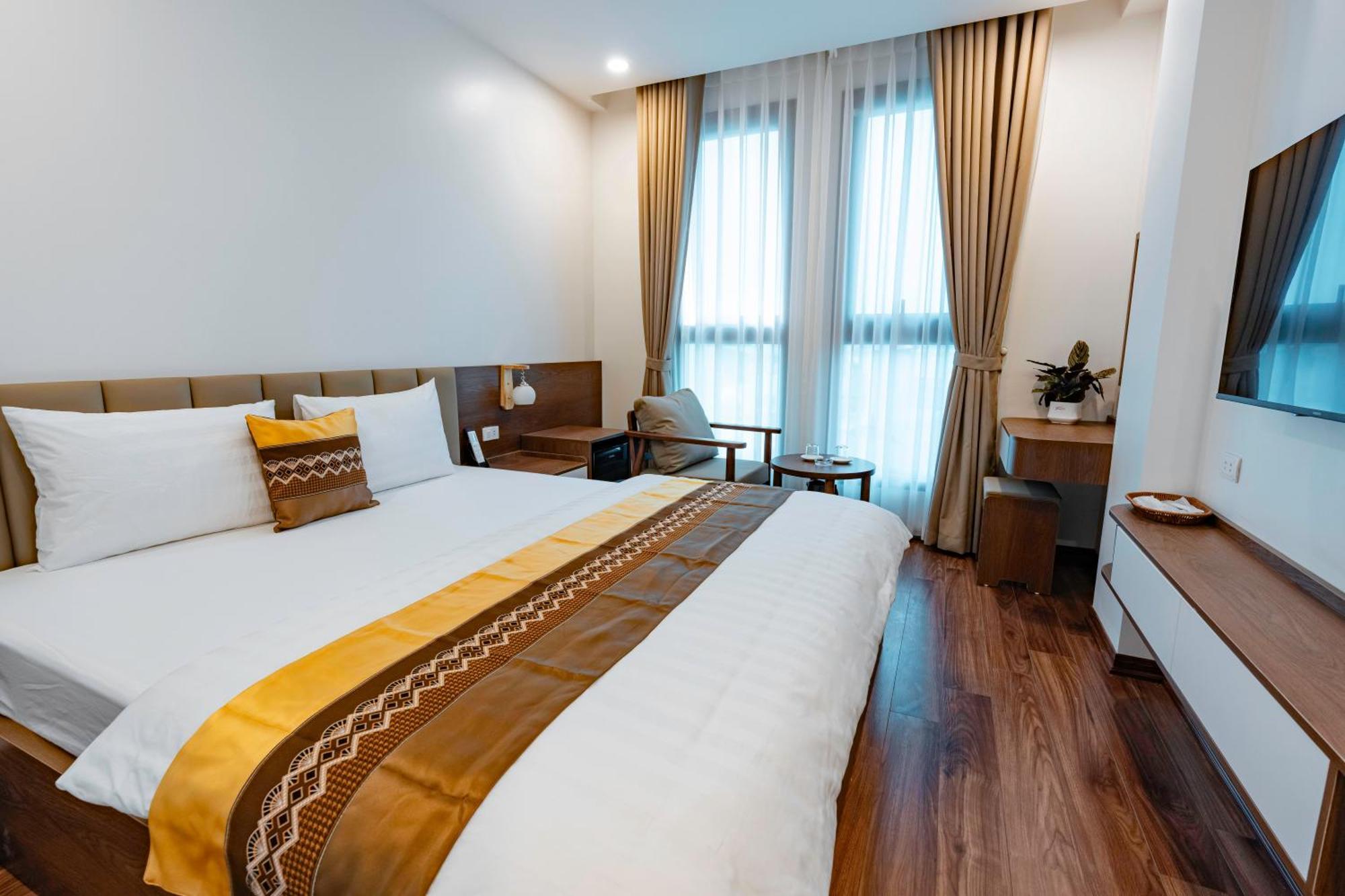 Golden Crown Long Bien 3* Hanoi