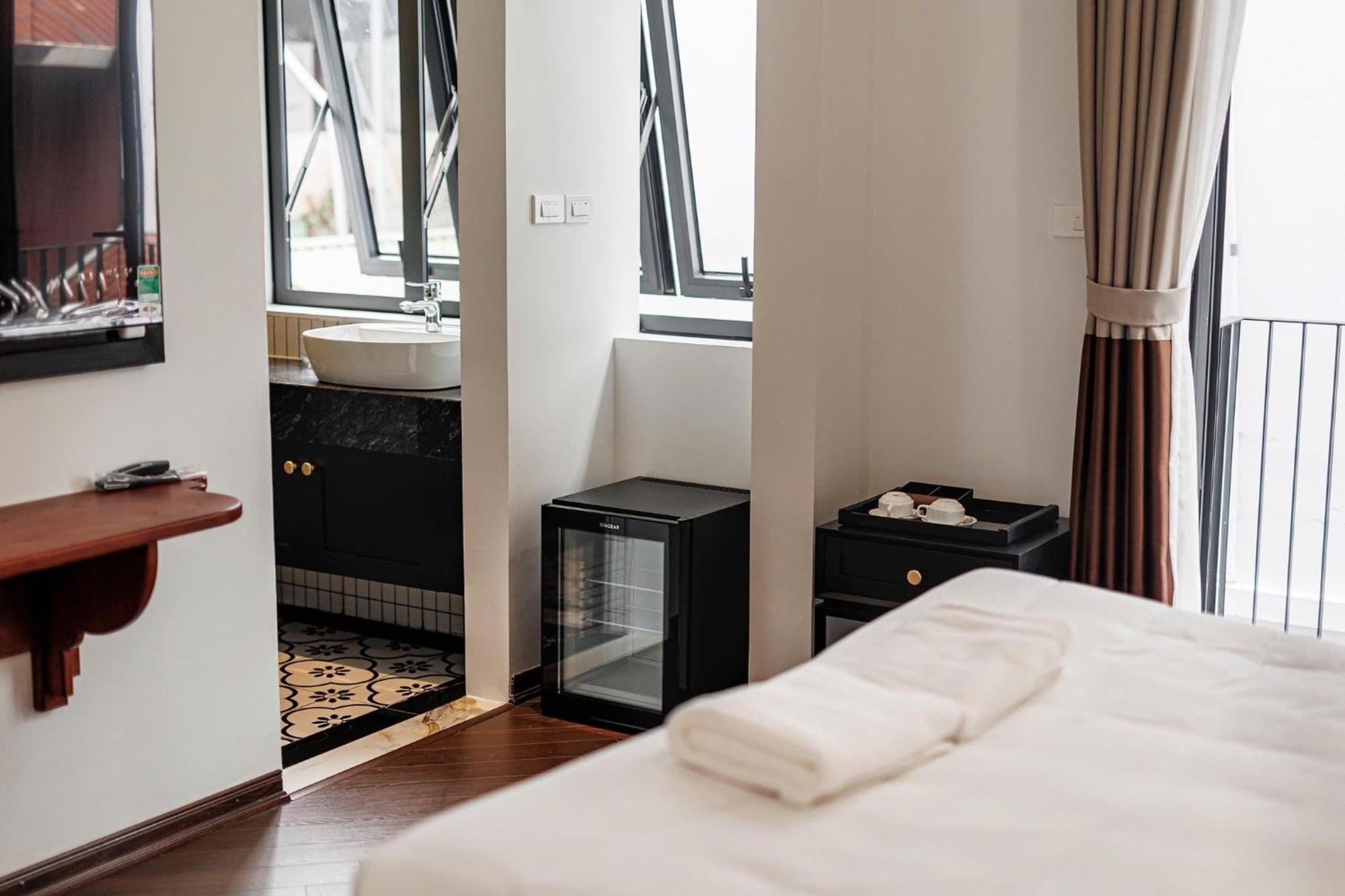 Apartment La In Heart Of Hanoi-rooftop Jacuzzi-shuttle Included *