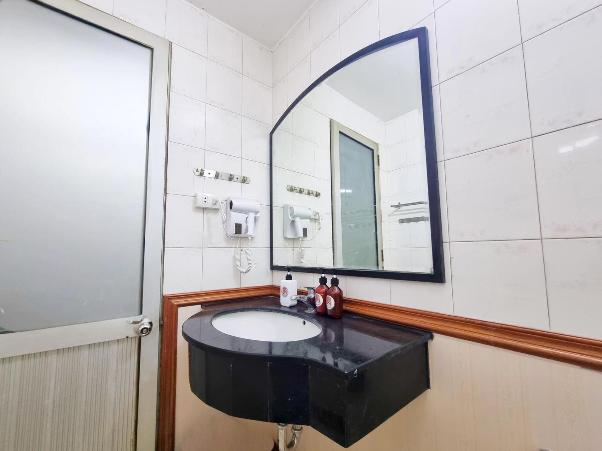 Hotel Lushstay Train Street - Cozy Hanoi