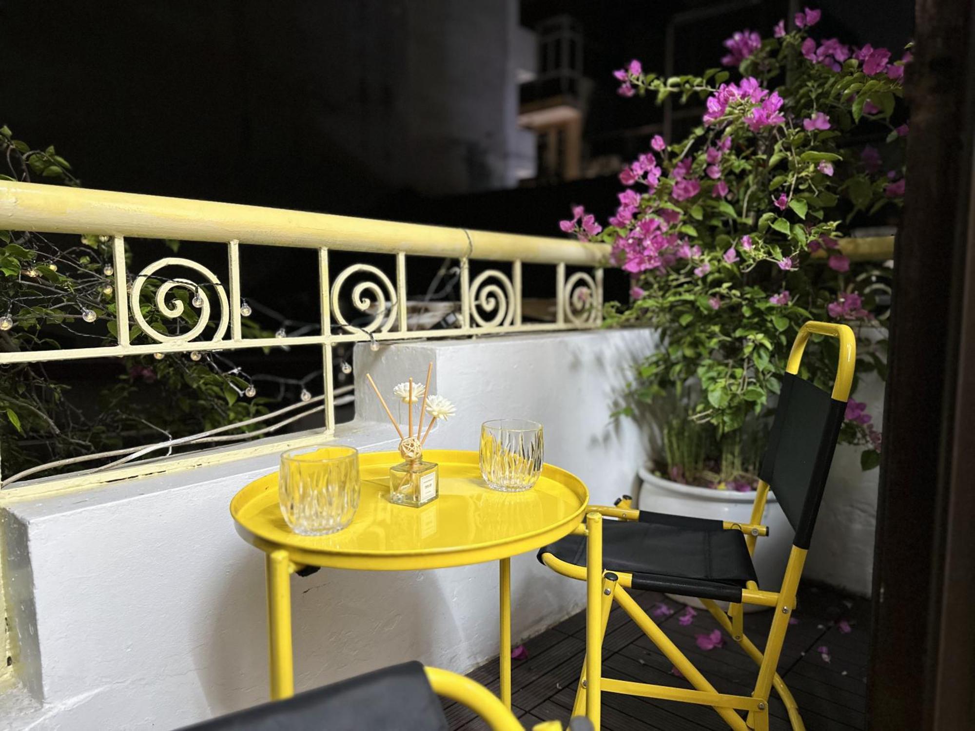 Vietnam Travelers 2 With Cozy Private Balcony Apartment Hanoi