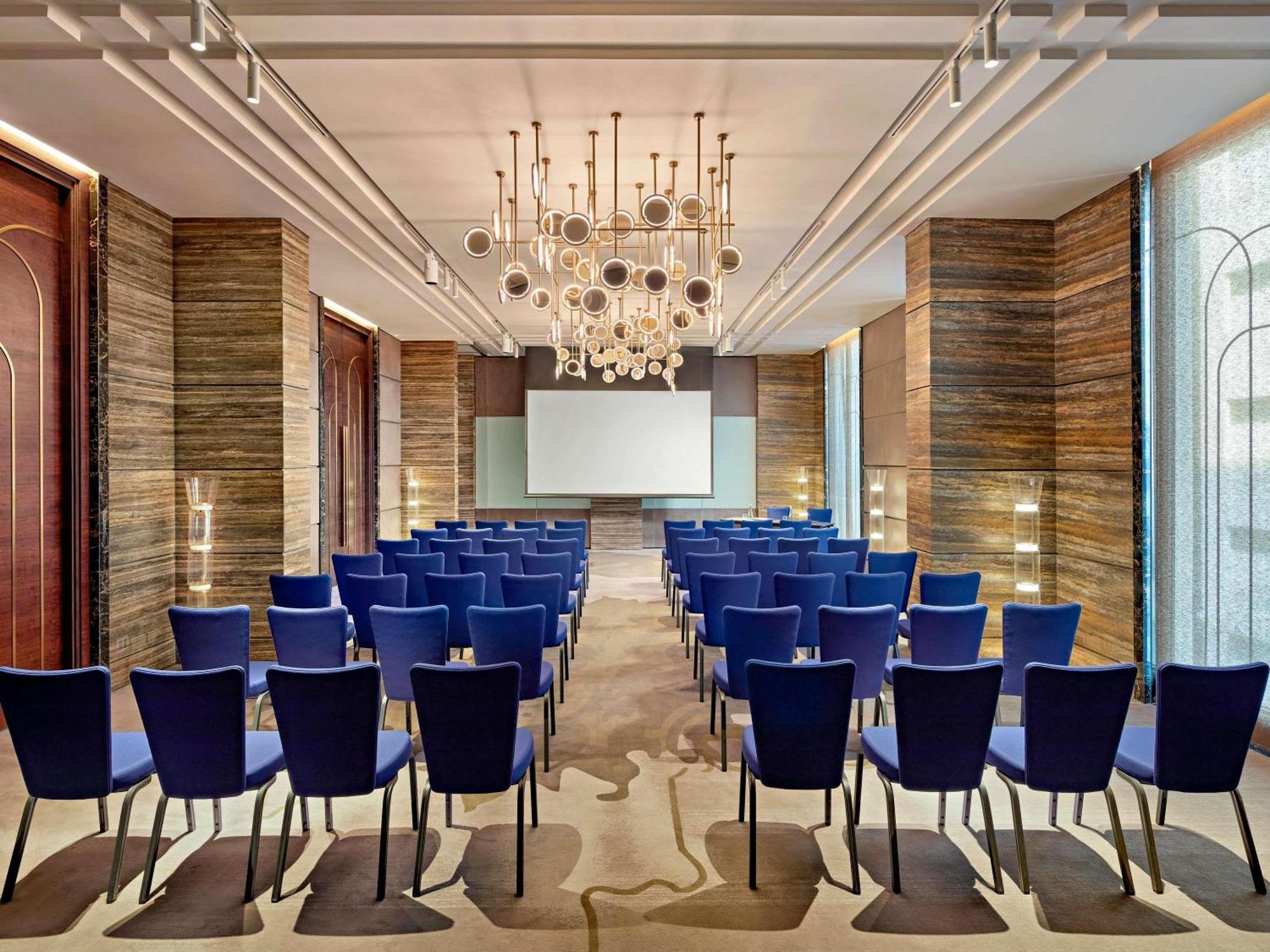 Moevenpick Centre Hotel 5*