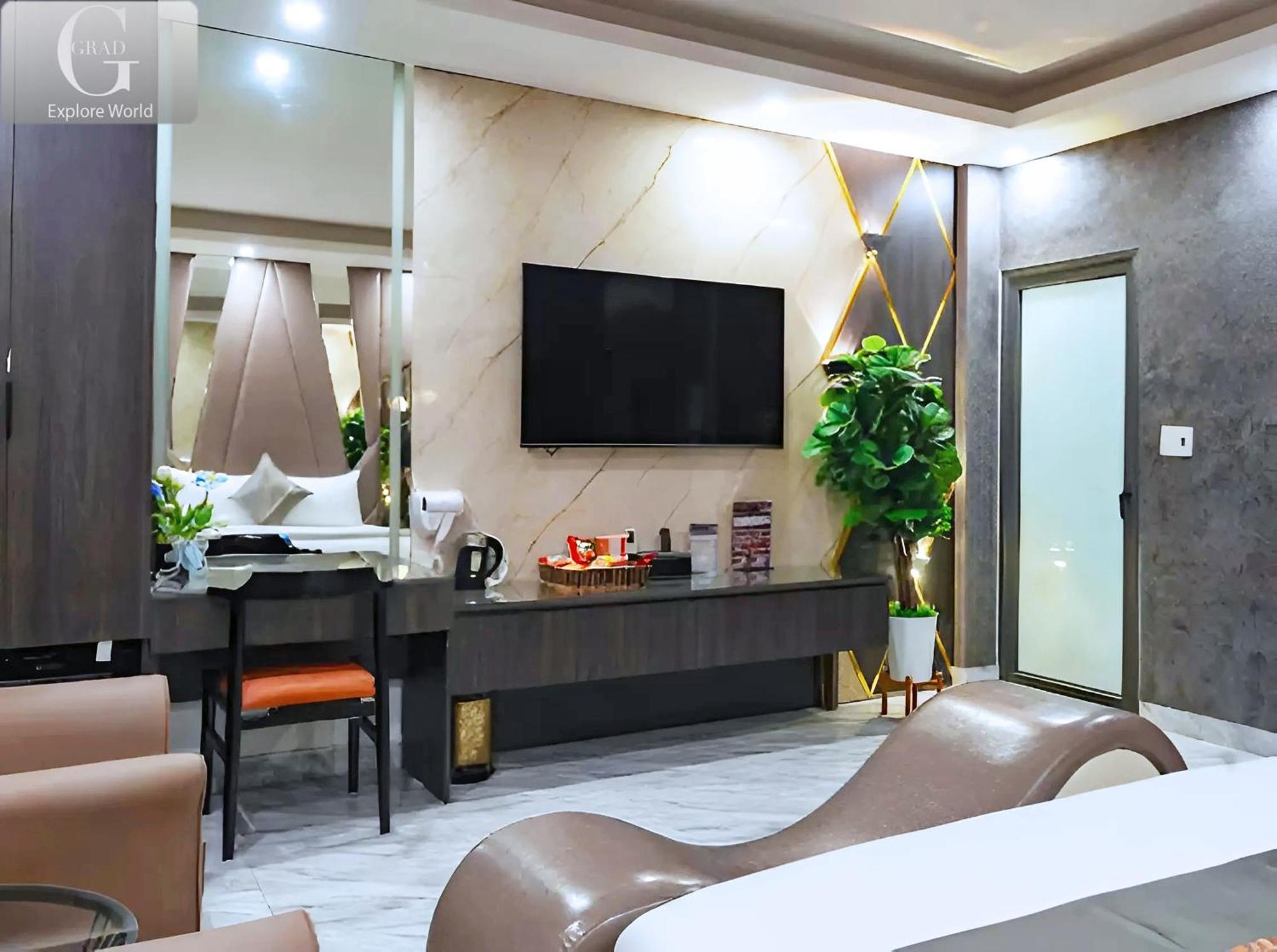 Queen Luxury Hotel *