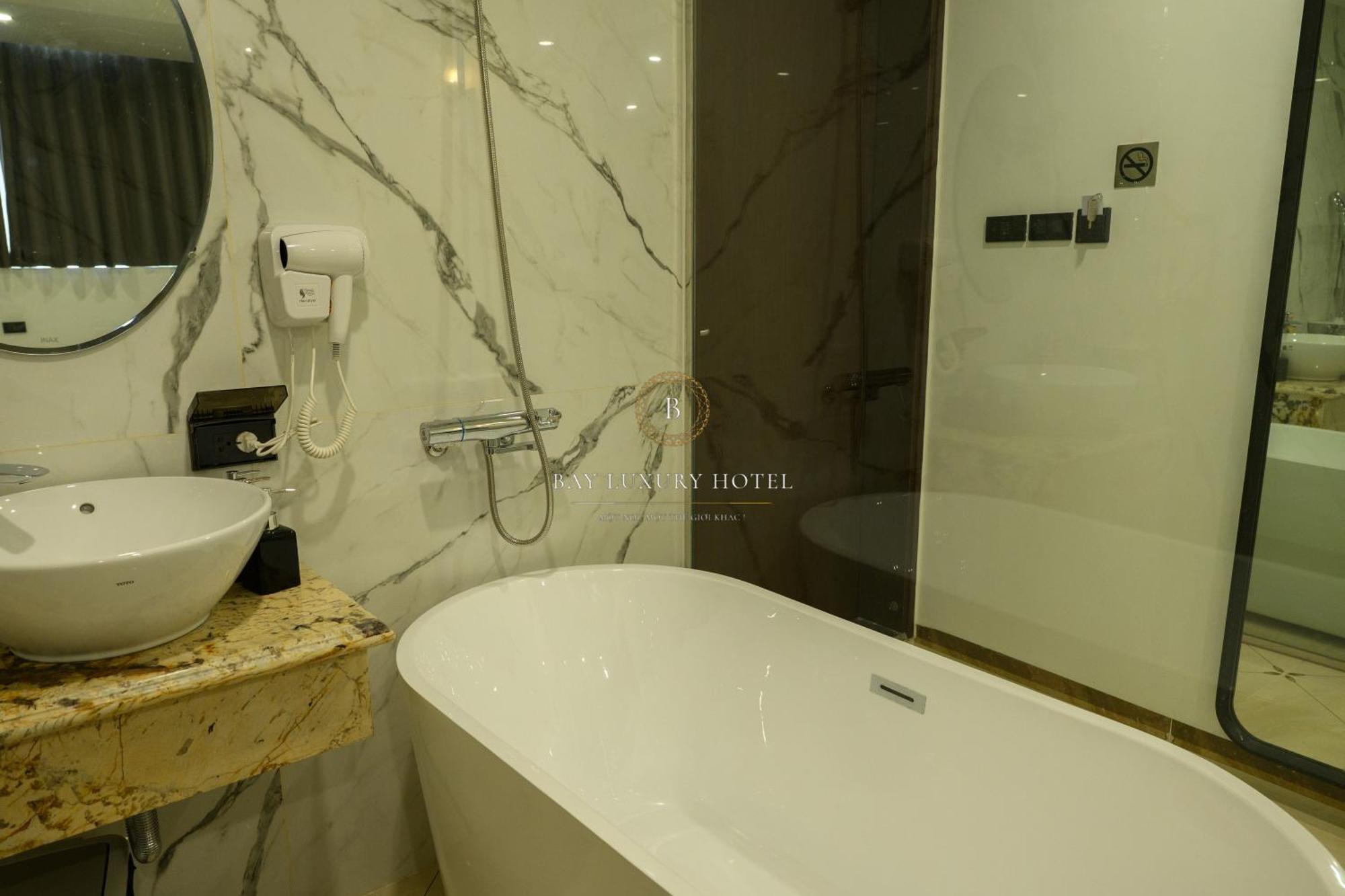 Hotel Bay Luxury & - No 1 Ngo Huyen 2*