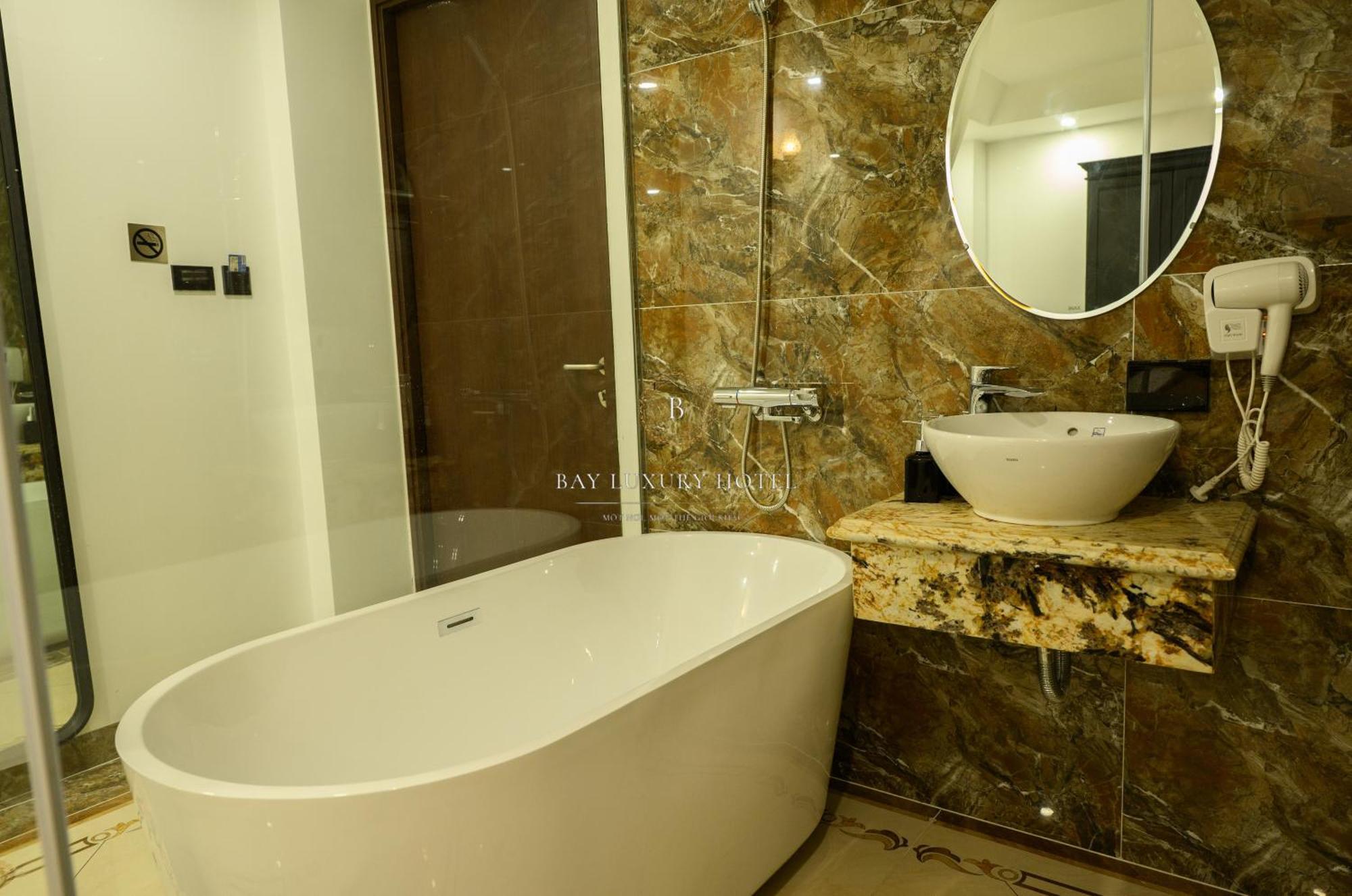 Bay Luxury & - No 1 Ngo Huyen 2*