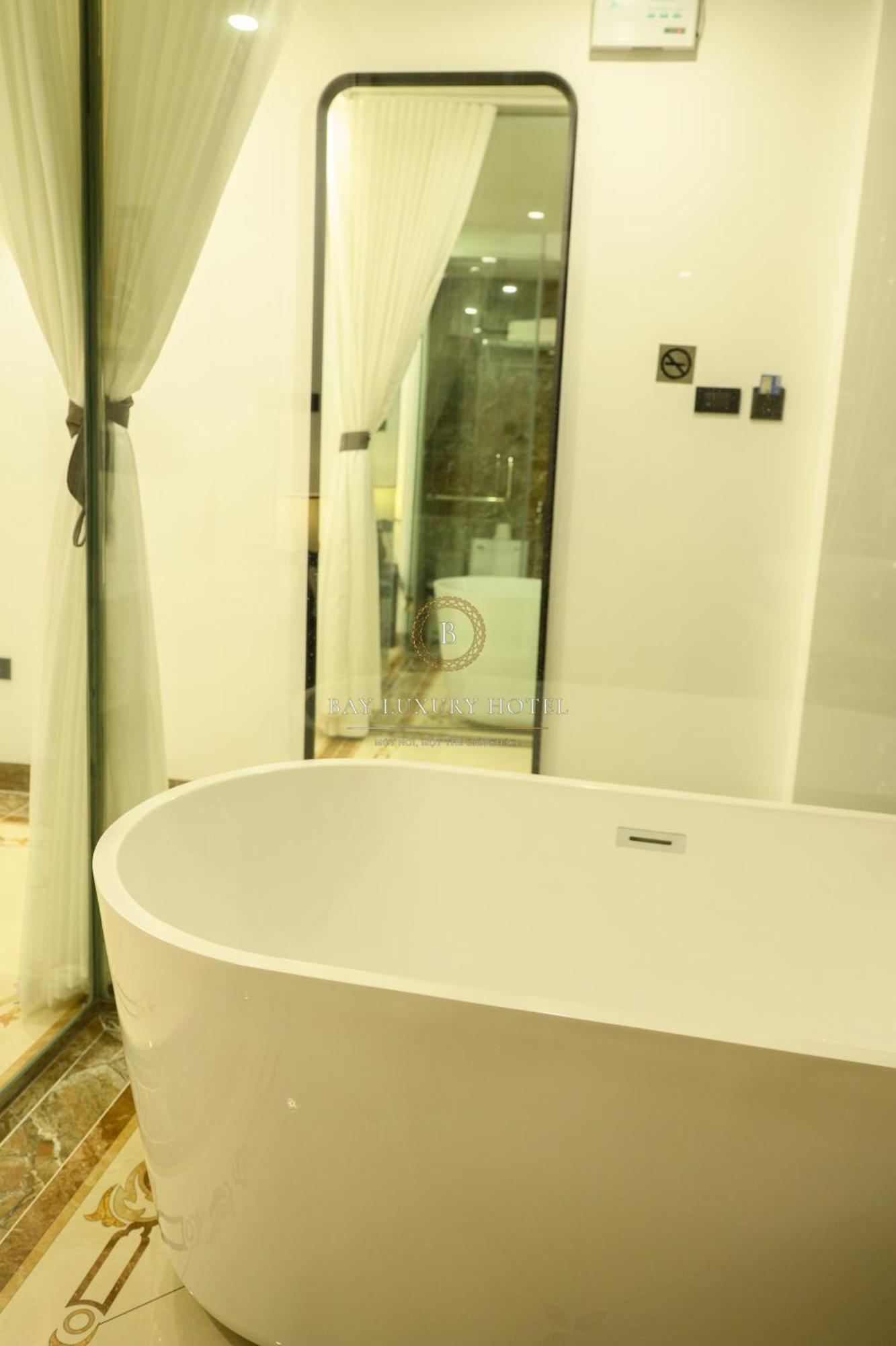 Bay Luxury & - No 1 Ngo Huyen 2*
