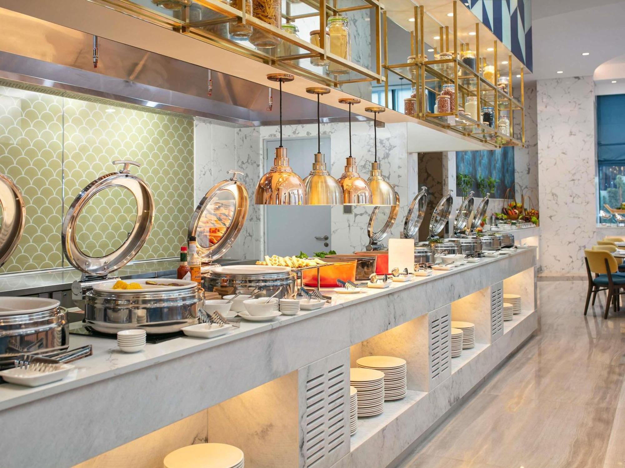 Hotel Moevenpick Living West 5*