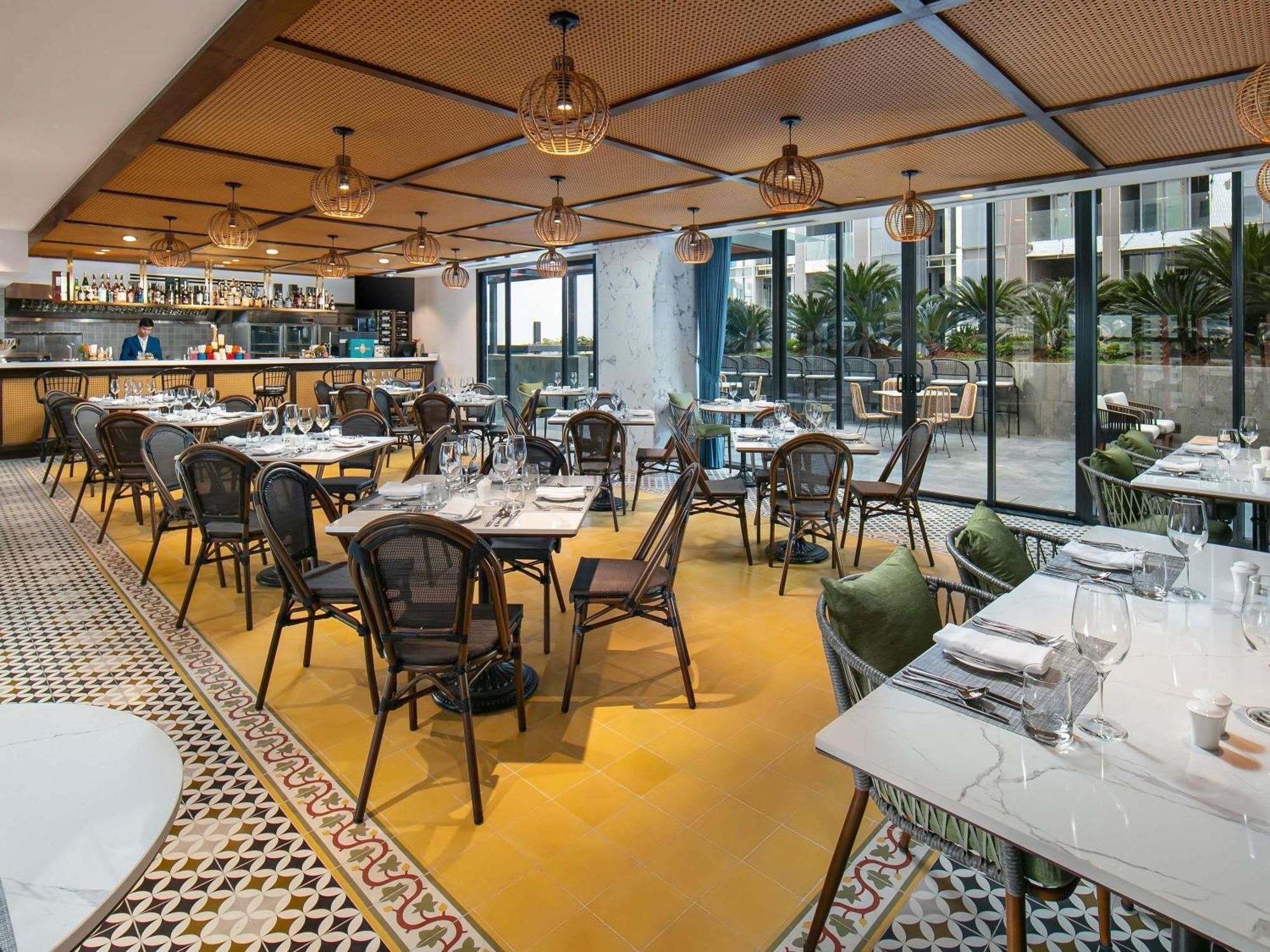 Hotel Moevenpick Living West 5*