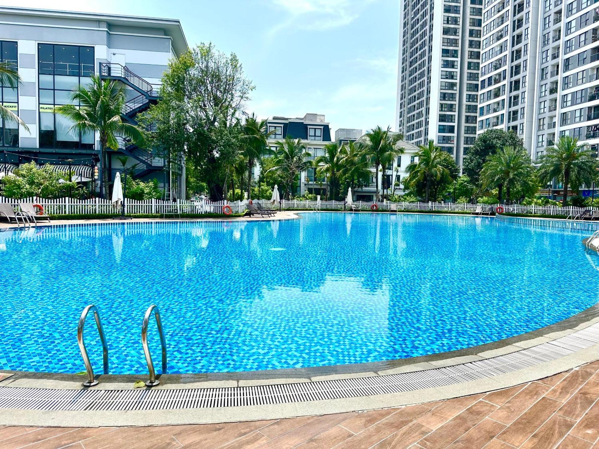 High Quality With Swimming Pool, Gym, Private Walking In Centre * Hanoi