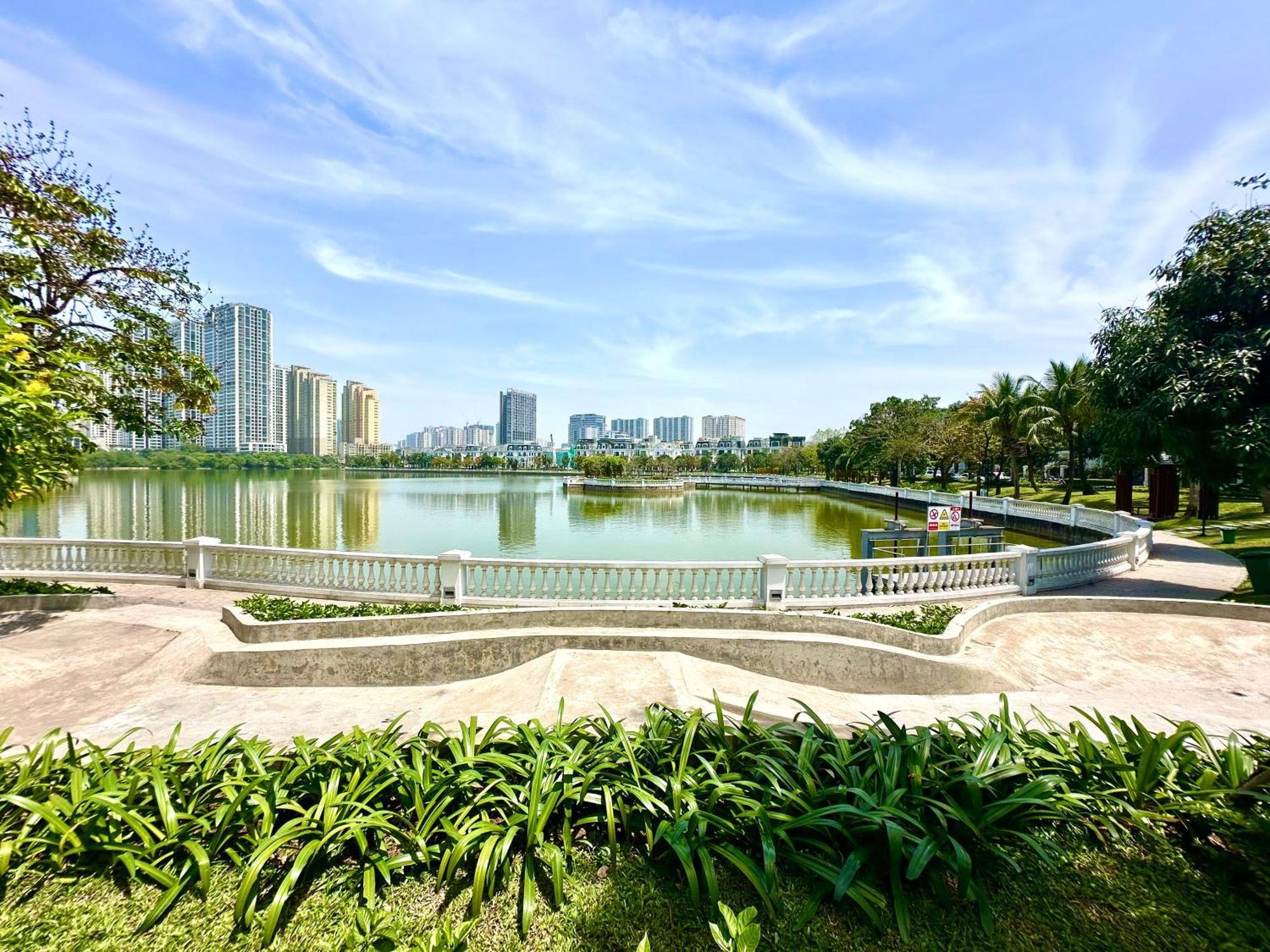High Quality With Swimming Pool, Gym, Private Walking In Centre *
