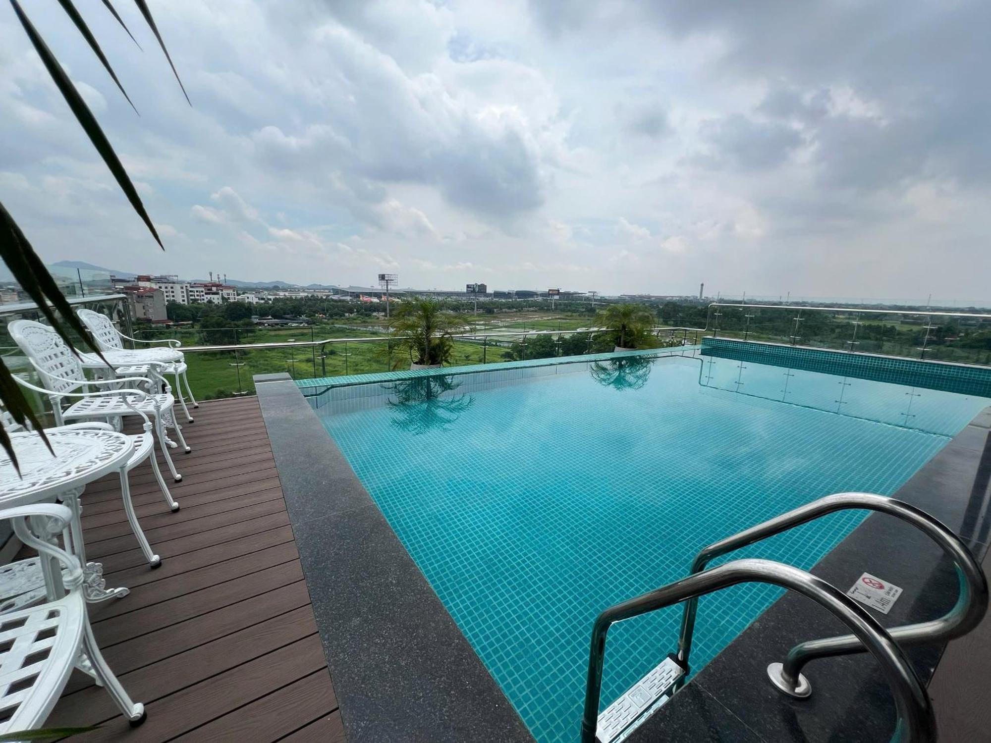 Blue Sky Noi Bai And Pool Hotel