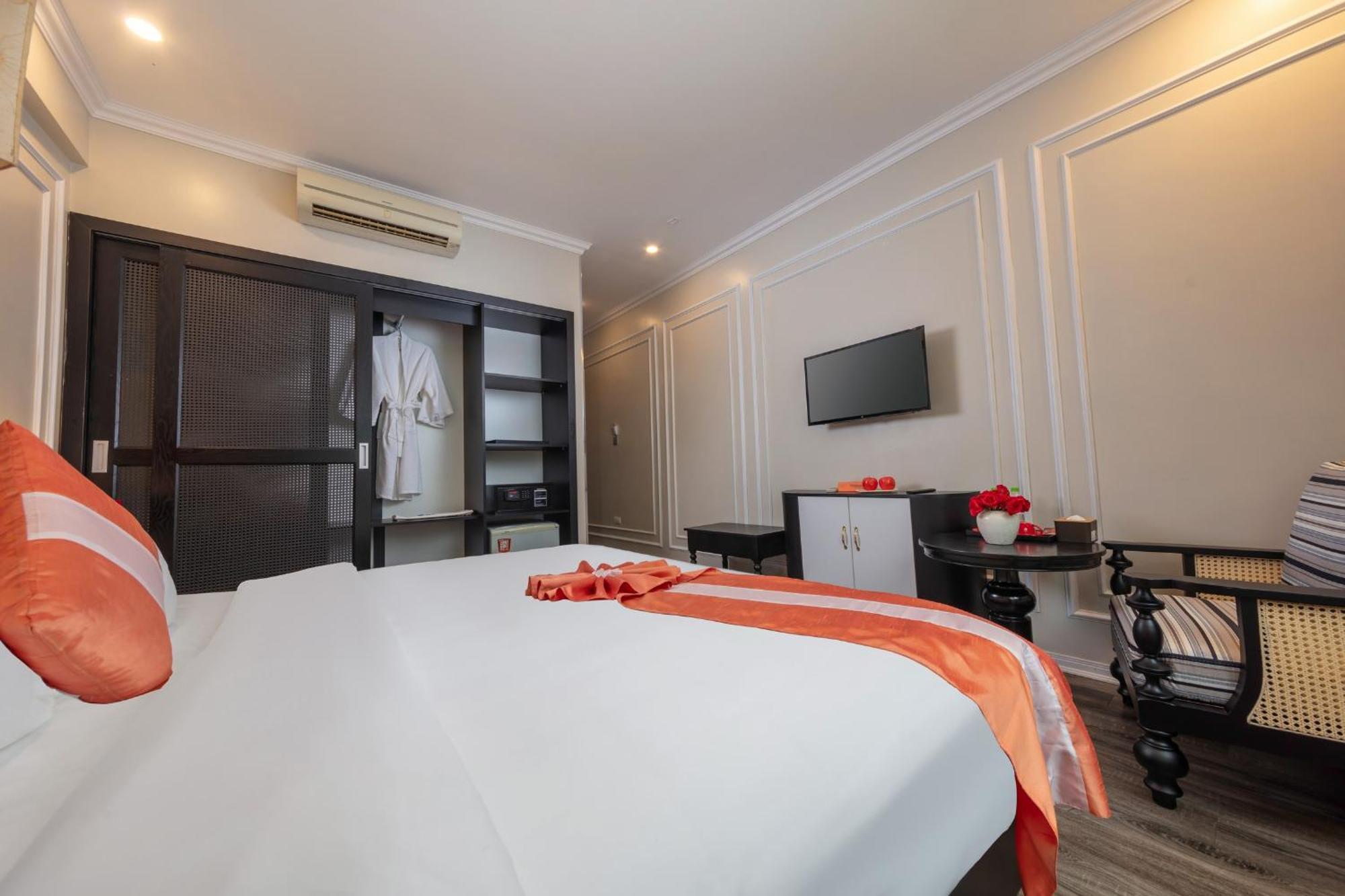 Omina Boutique Hanoi