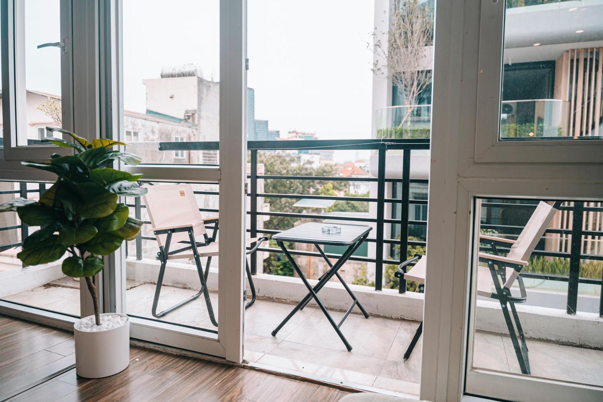 Yuzu To Ngoc - Balcony View Hanoi
