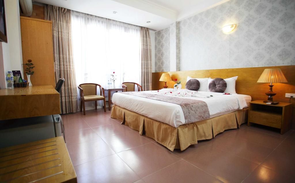 Madam Moon 3*