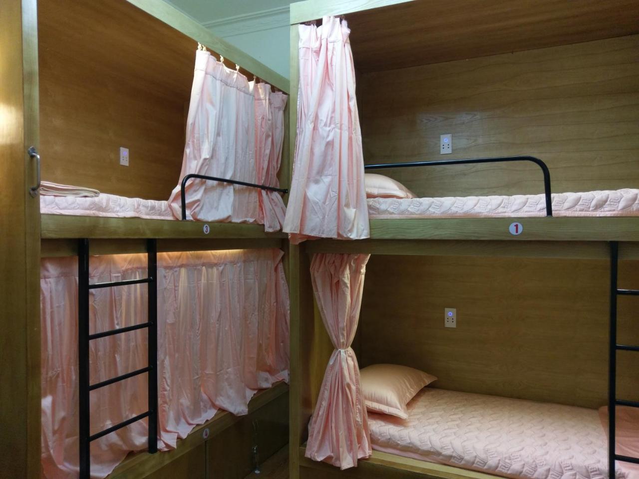 Capsule Capsule hotel *