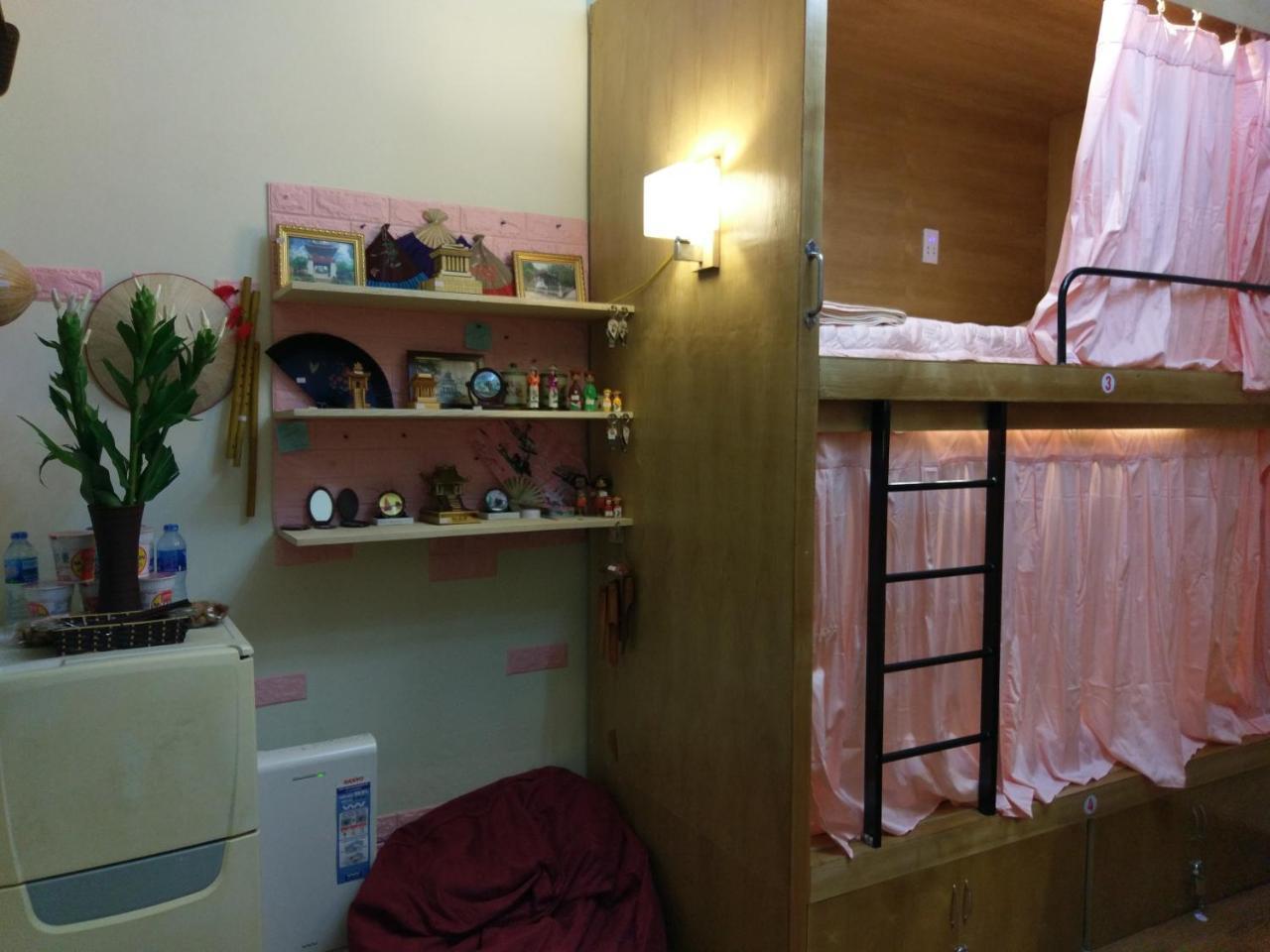 Capsule Capsule hotel