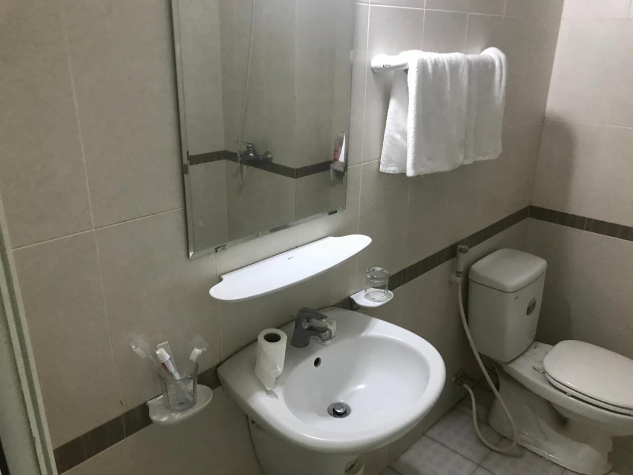 Khách sạn tình yêu Spot On 693 Hoàng Long Hà Nội