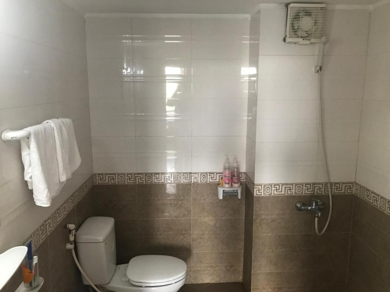 Khách sạn tình yêu Spot On 693 Hoàng Long