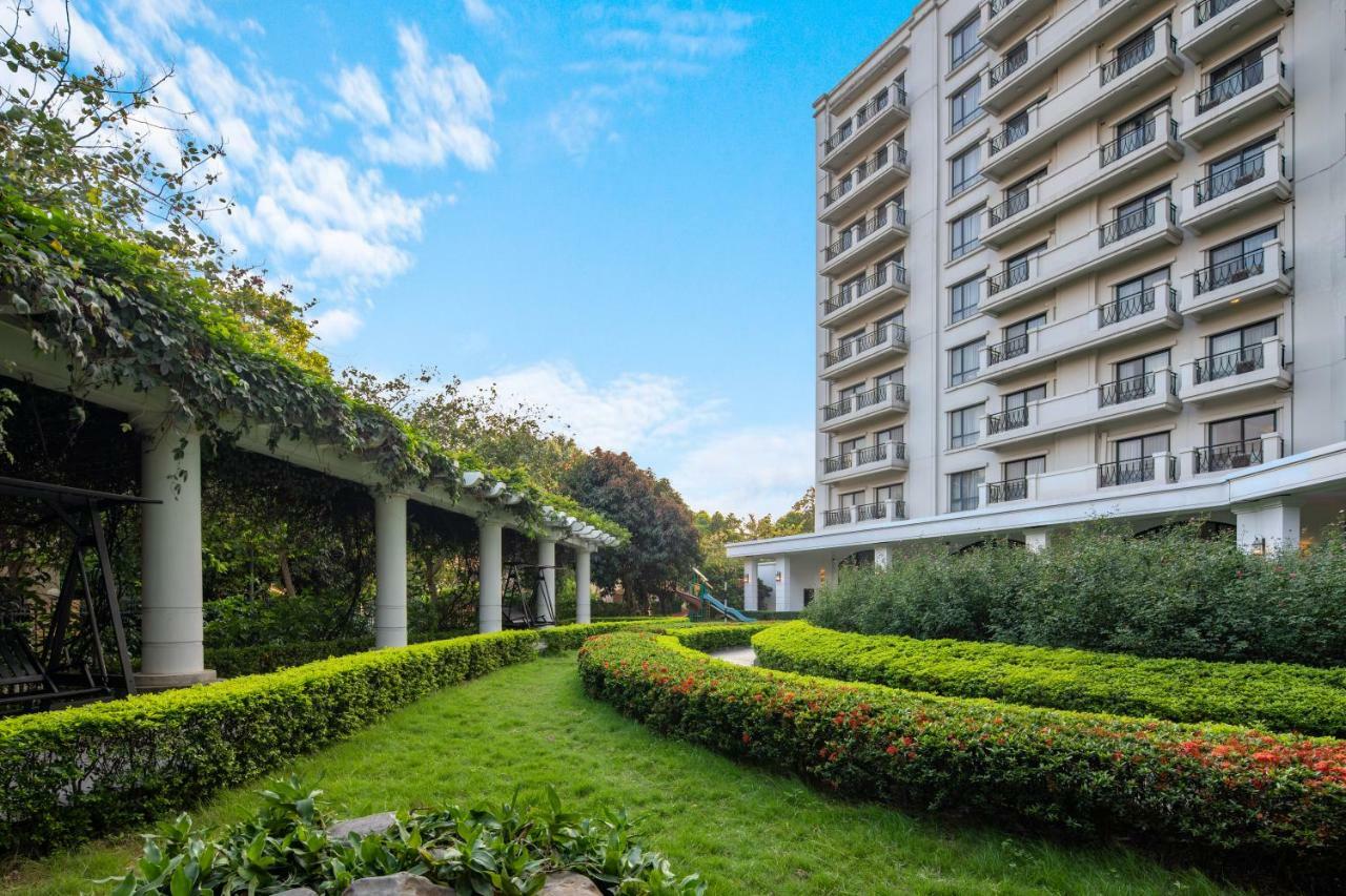Khách sạn Elegant Hồ Tây 5*