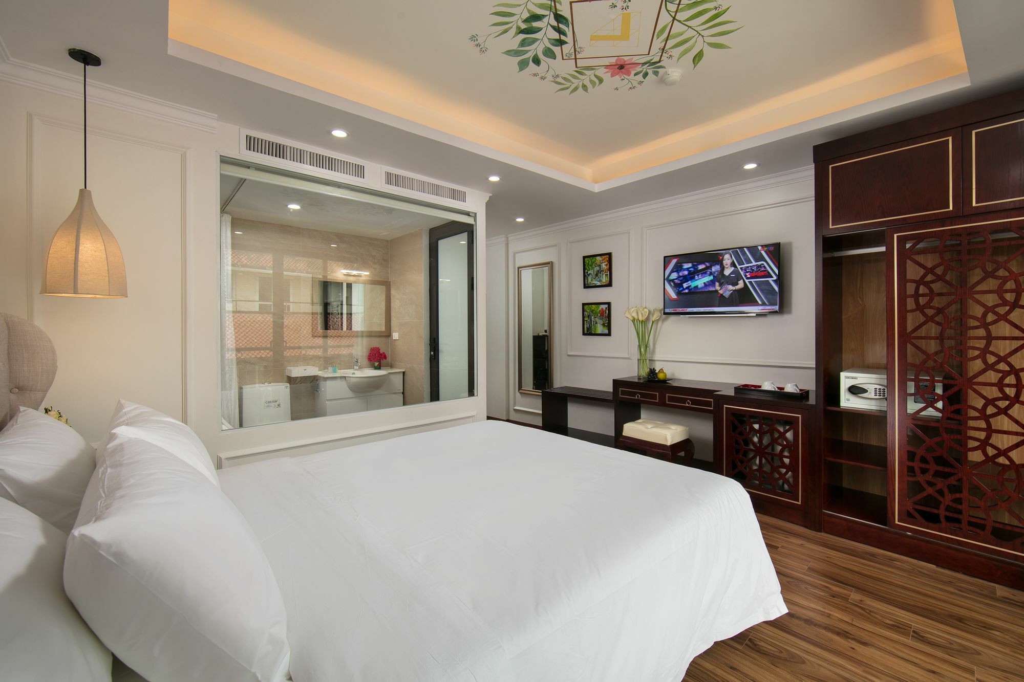 Golden Legend Palace & Travel Hotel