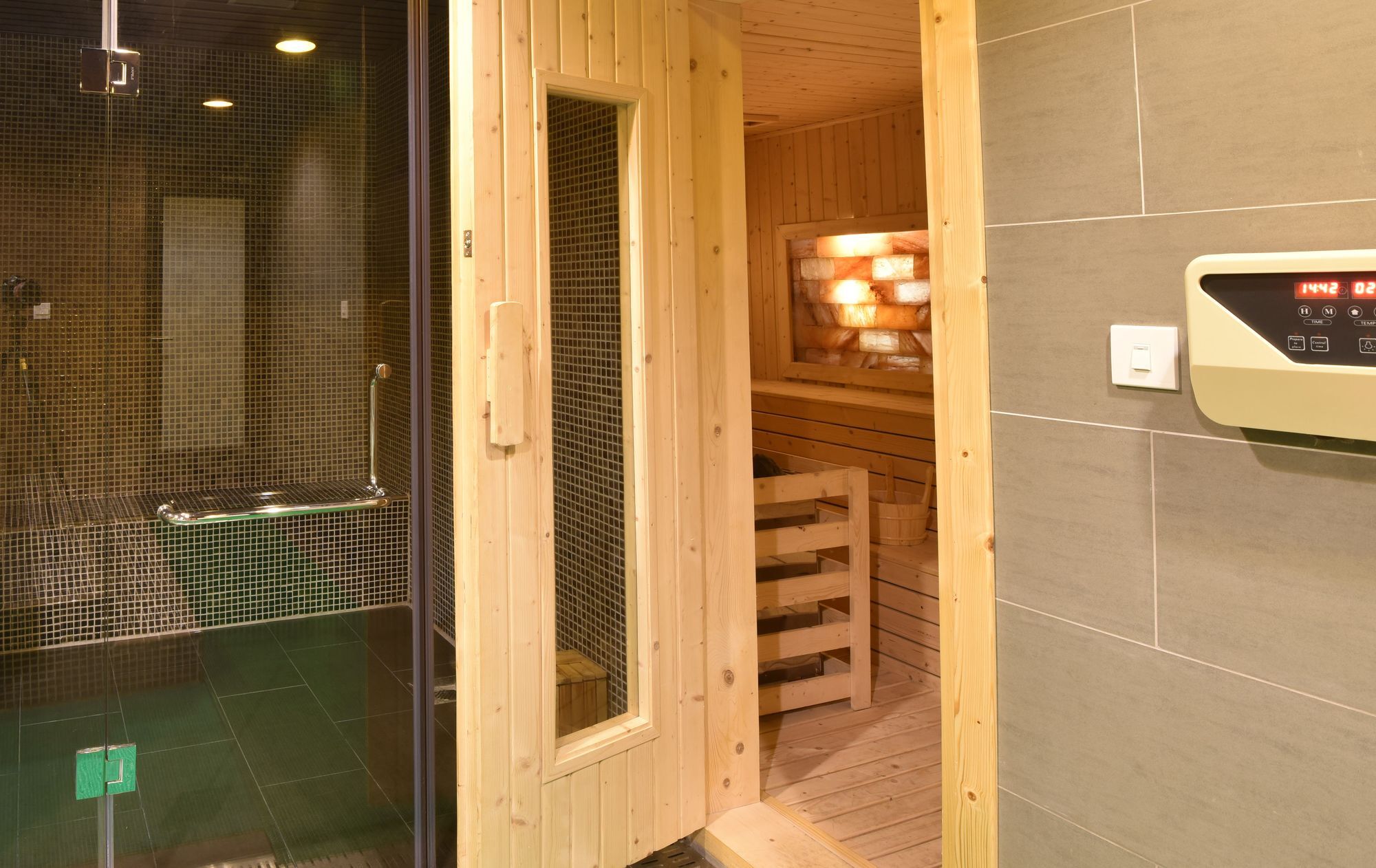 Hotel Grandiose & 4*