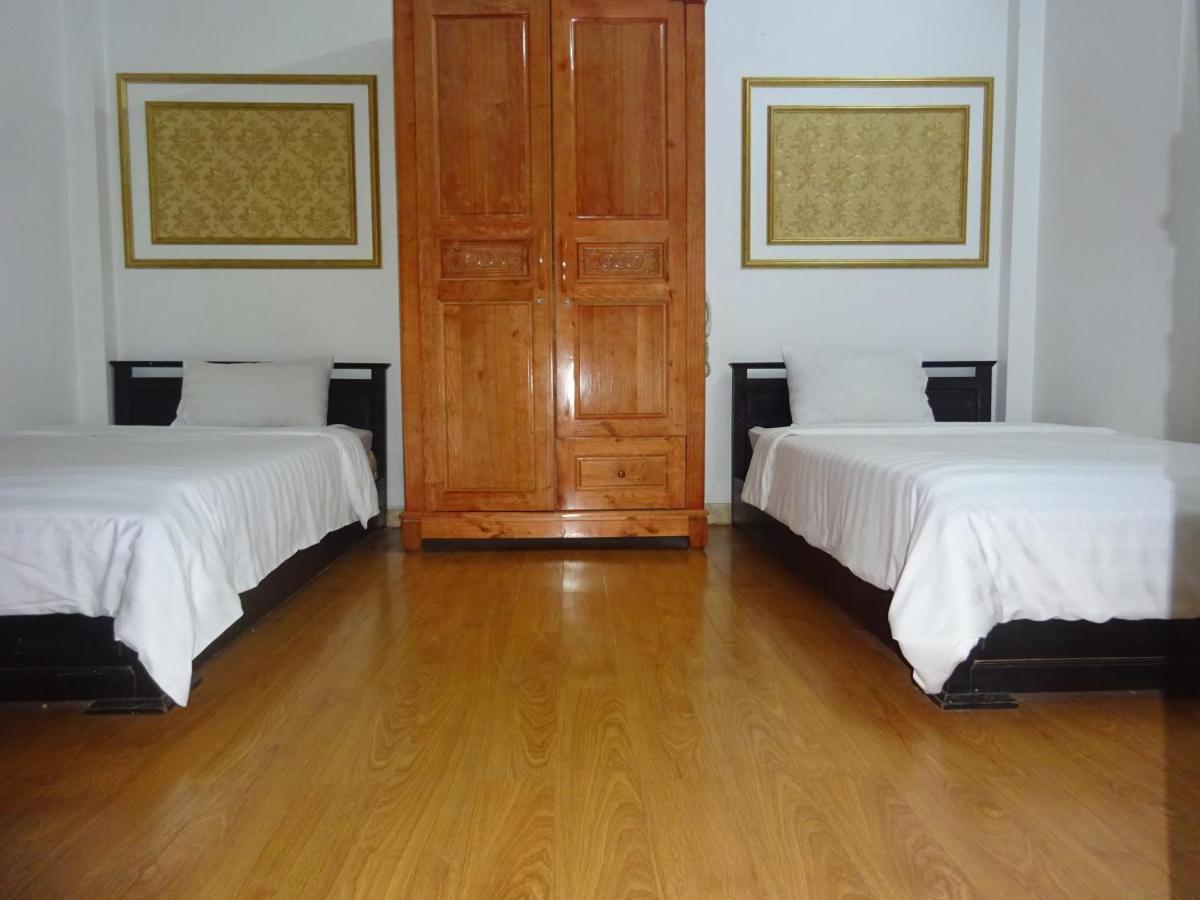 Mad Monkey Hostel *