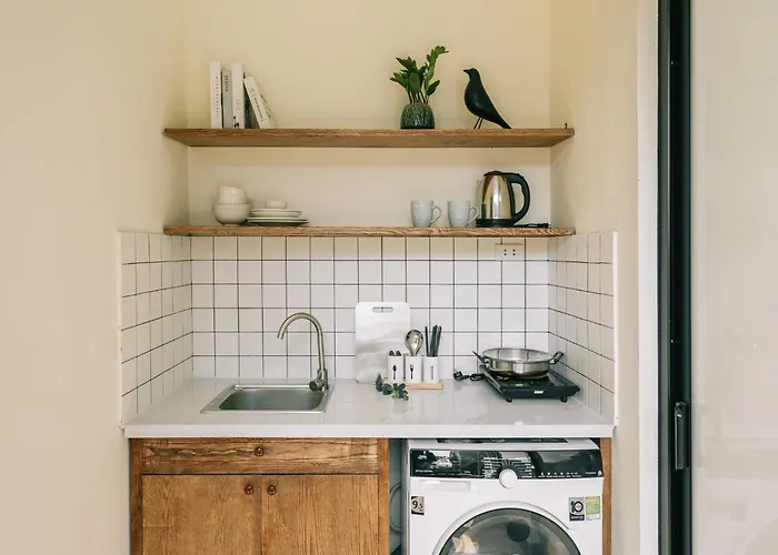 Amber Glow Apartments - Cozy Retreat Near Lake-Free Laundry