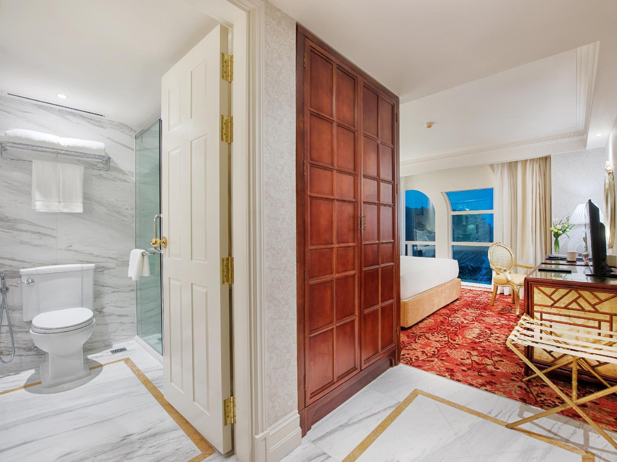 Apricot Hotel