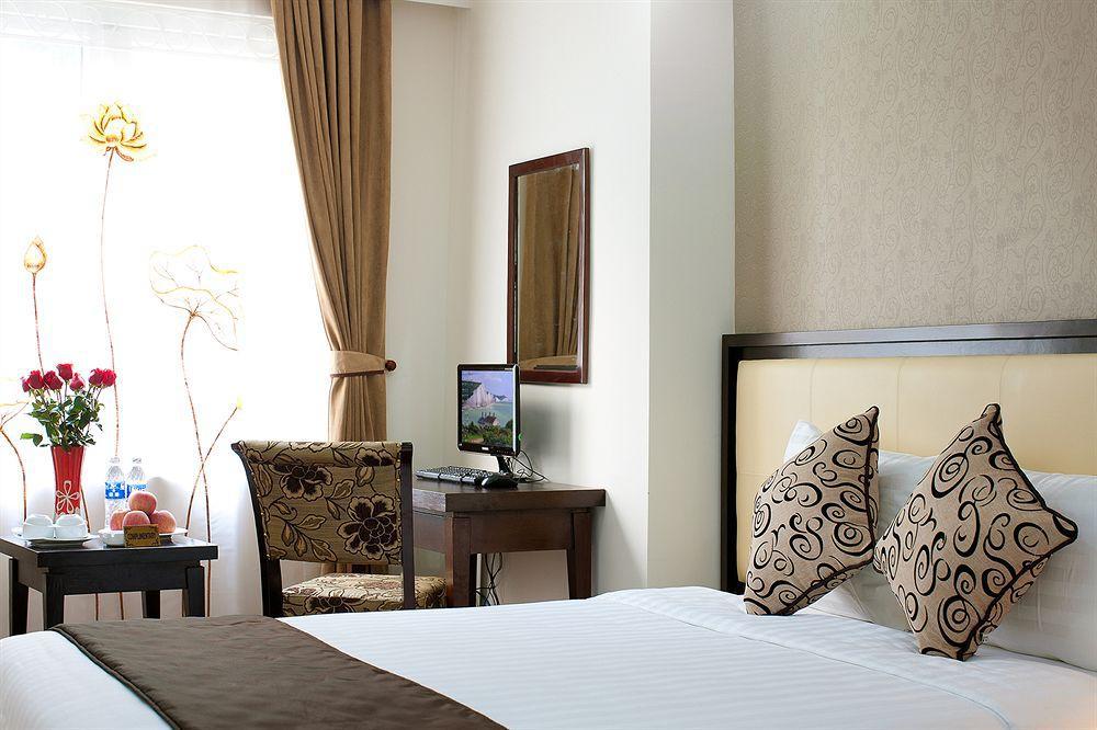 Khách sạn Serene Premier