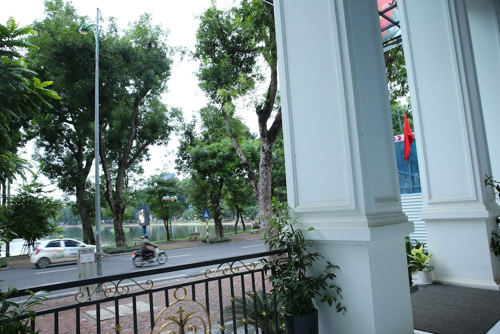 Adonis Hà Nội