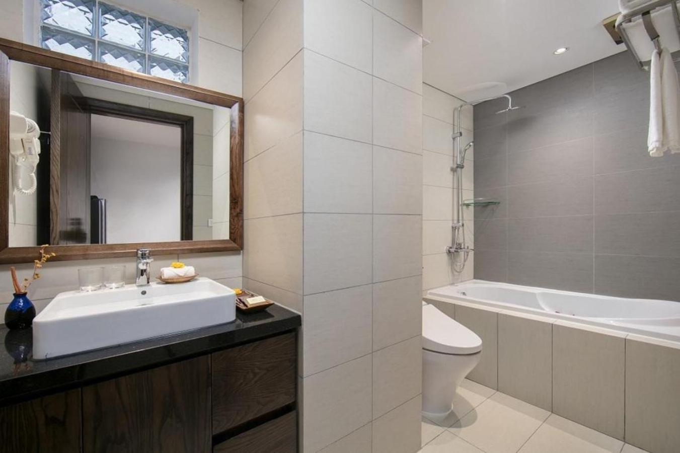 Khách sạn hẻo lánh The Bloom Hà Nội 4*