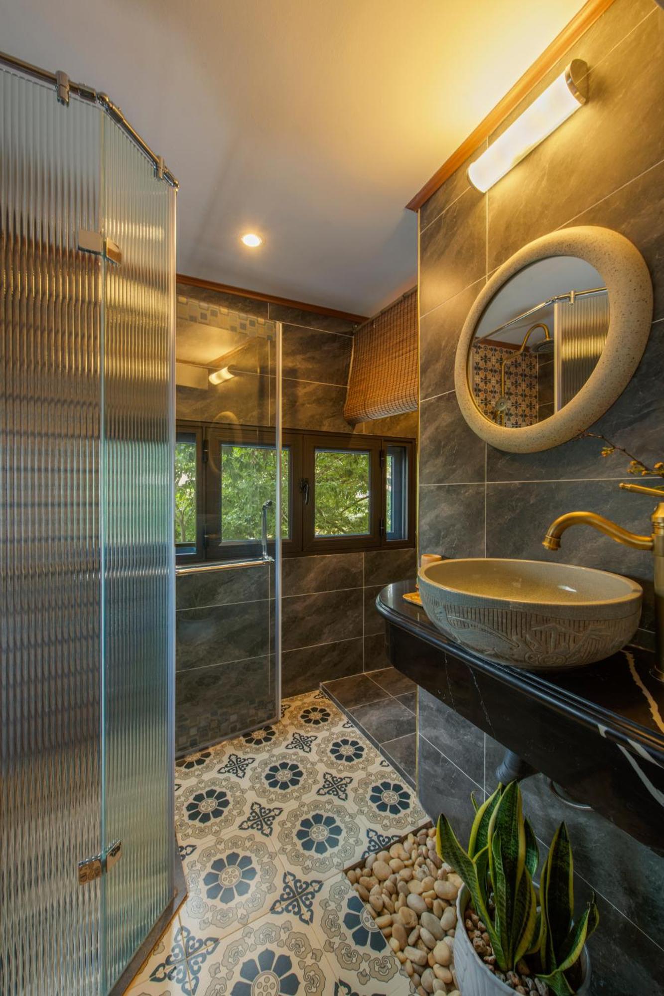 Amazing View, Natural Light, 3' To Hoan Kiem Lake, Free Wifi, Netflix, 2 Beds, 1 Toilet-2 Showers